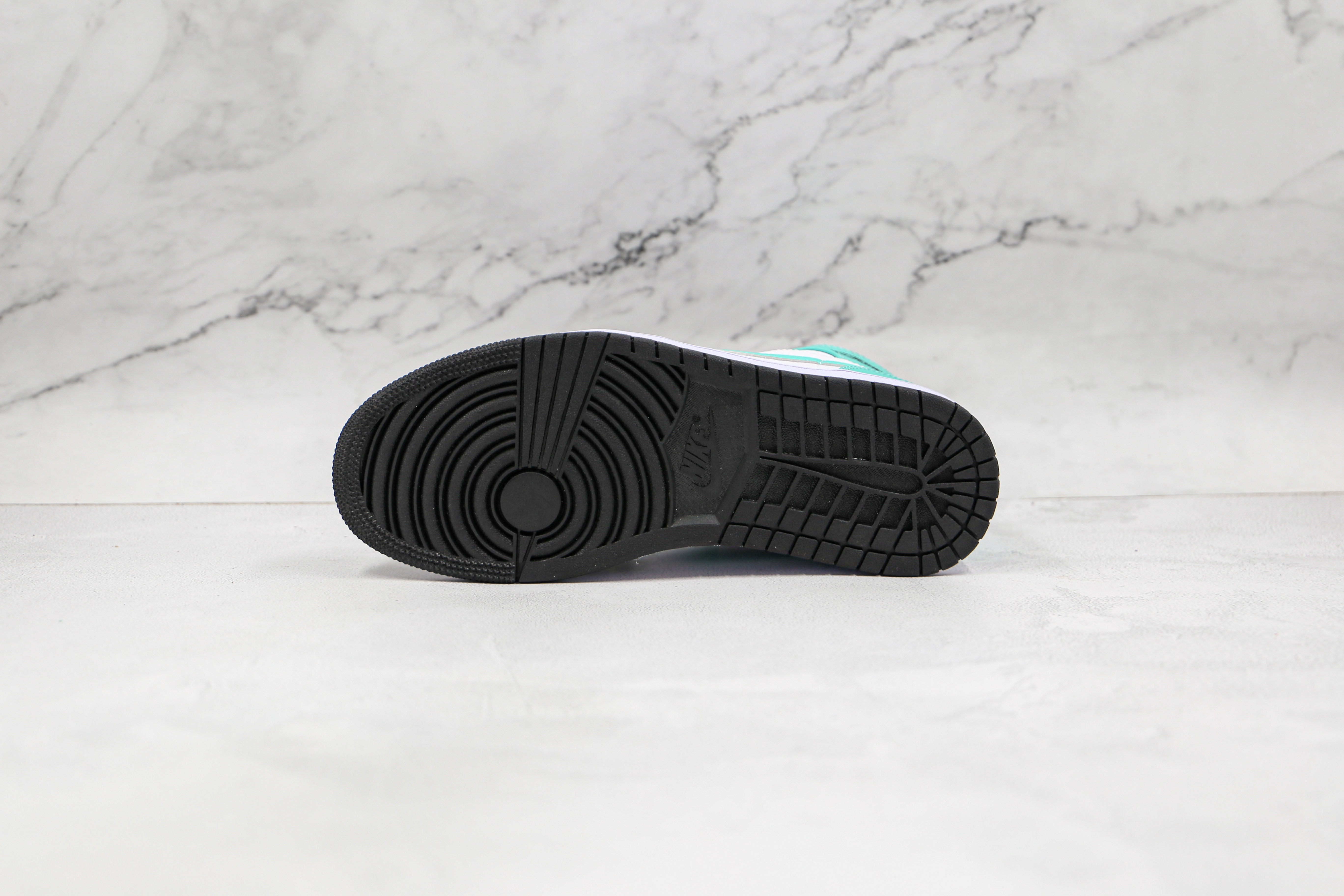 Air Jordan 1 Mid Tropical Twist