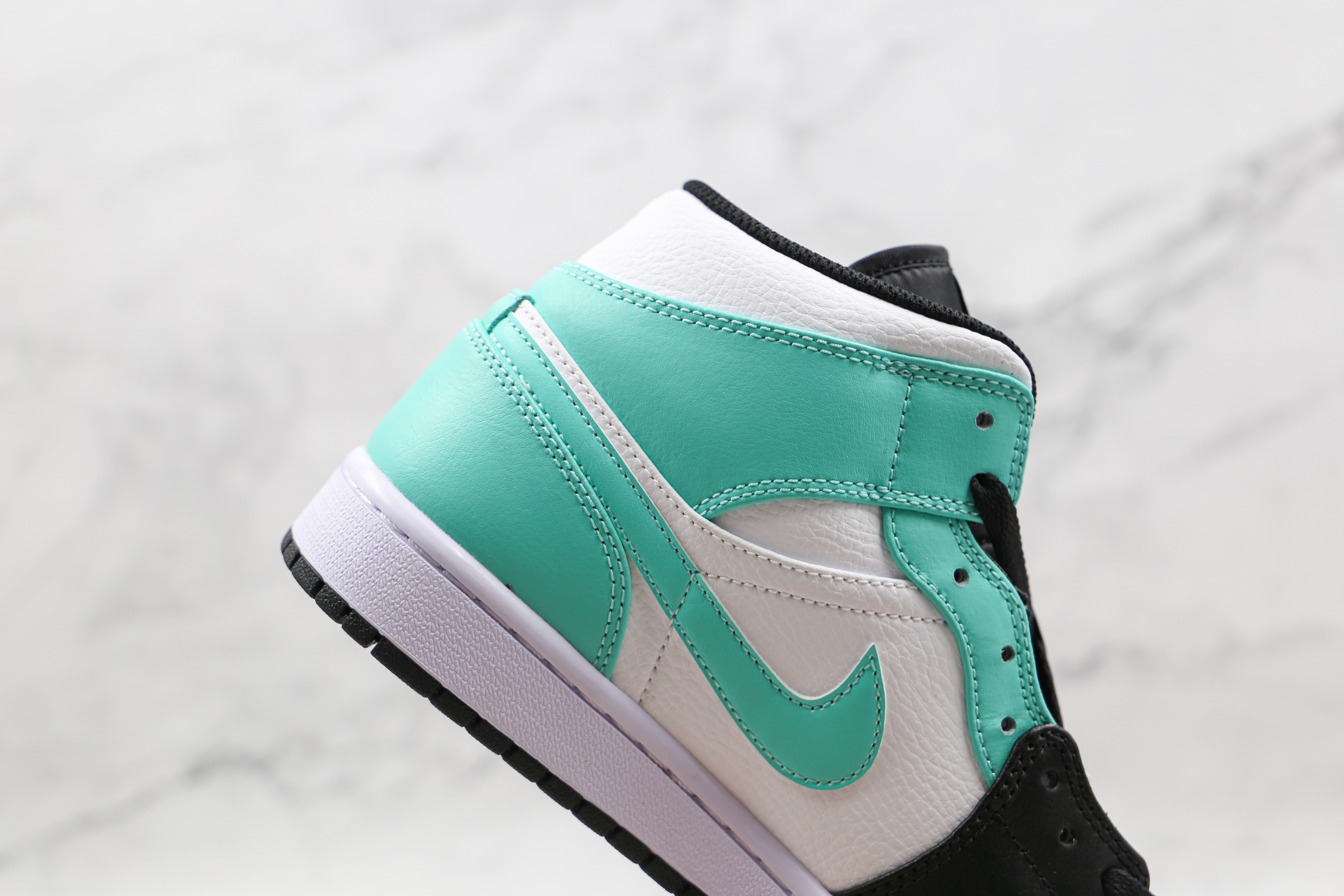 Air Jordan 1 Mid Tropical Twist