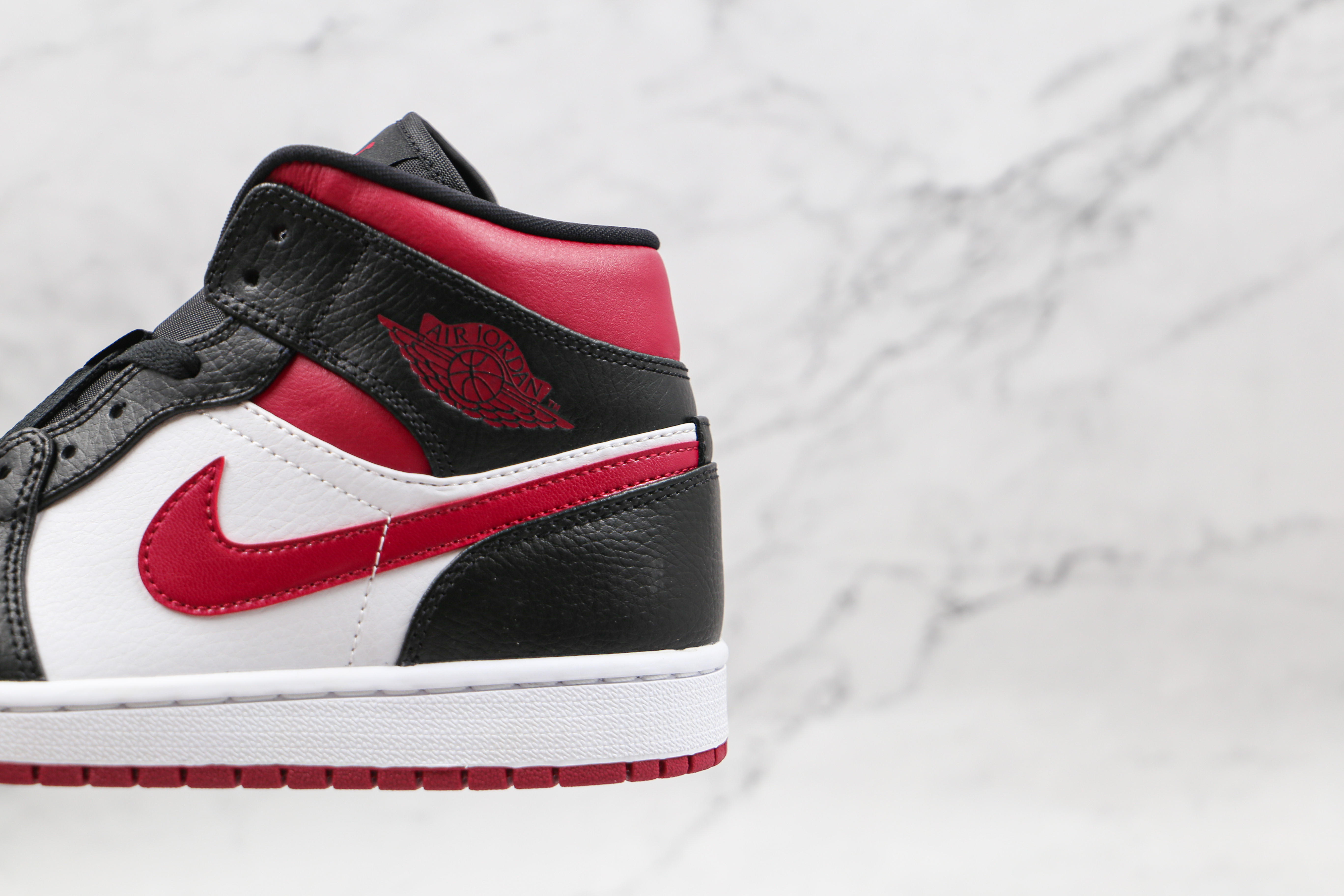 Air Jordan 1 Mid Bred Toe