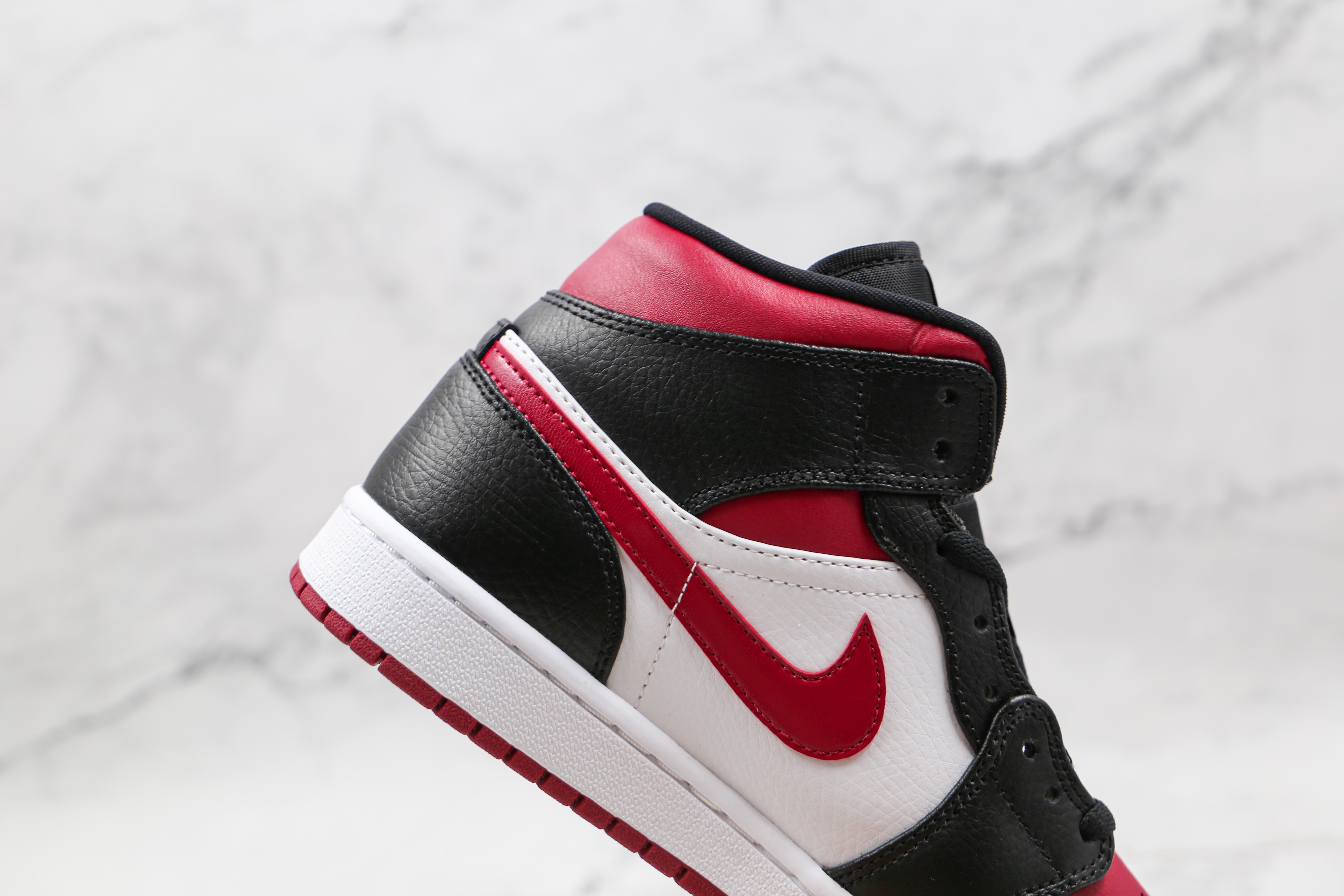 Air Jordan 1 Mid Bred Toe