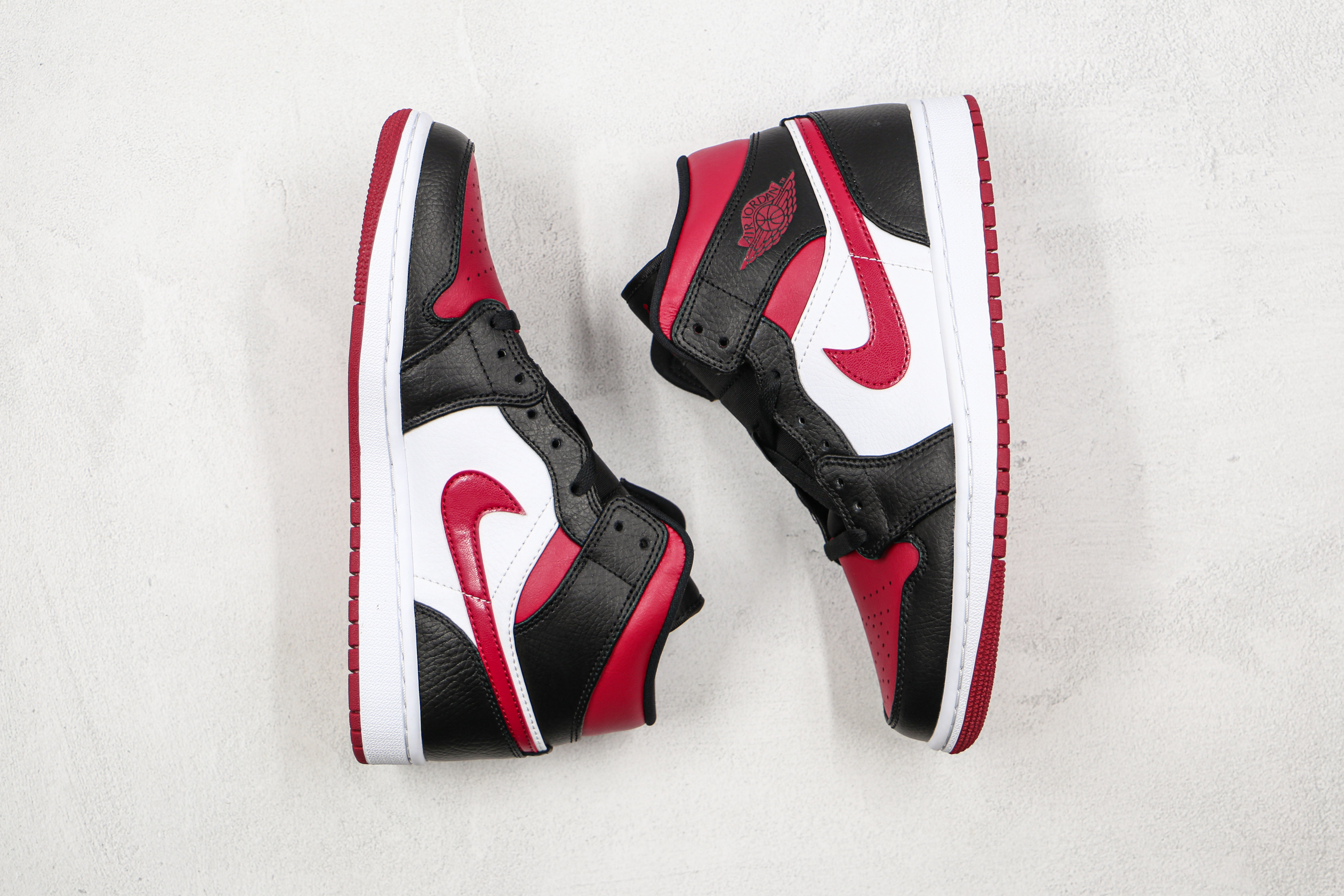 Air Jordan 1 Mid Bred Toe
