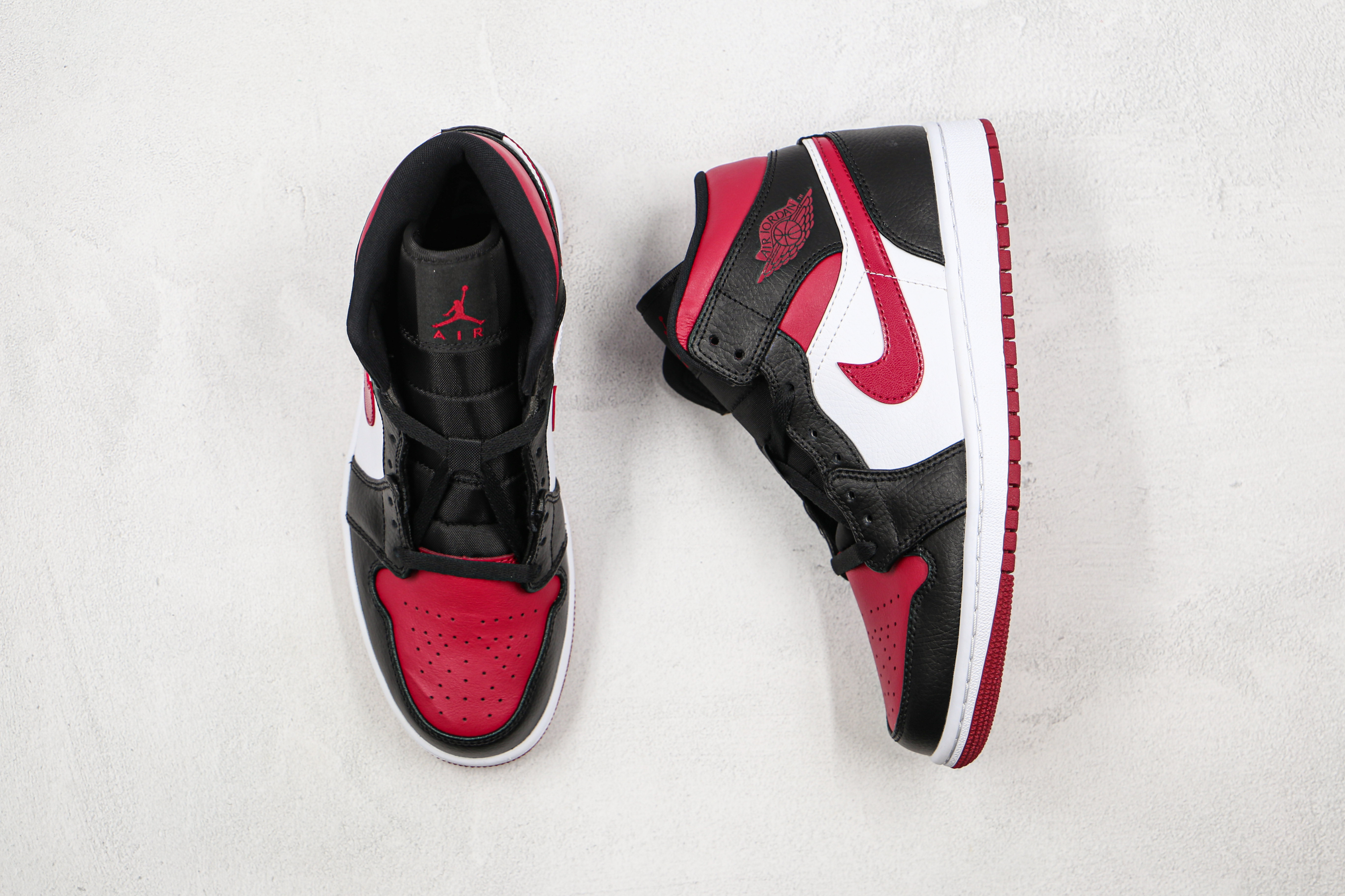 Air Jordan 1 Mid Bred Toe