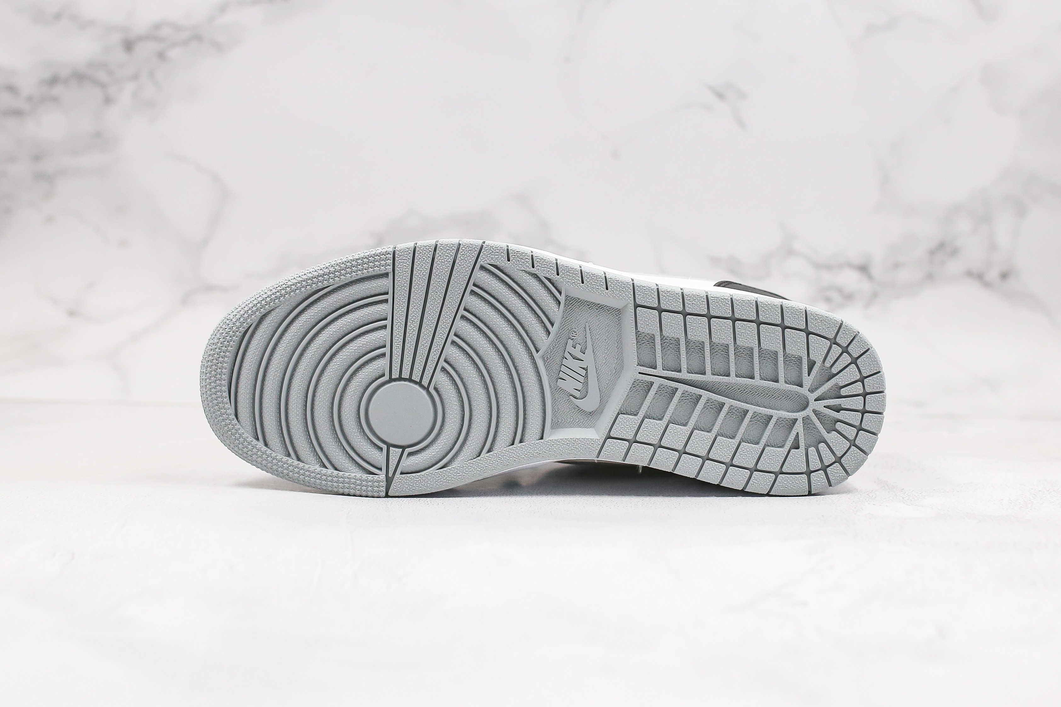 Air Jordan 1 Low Light Smoke Grey