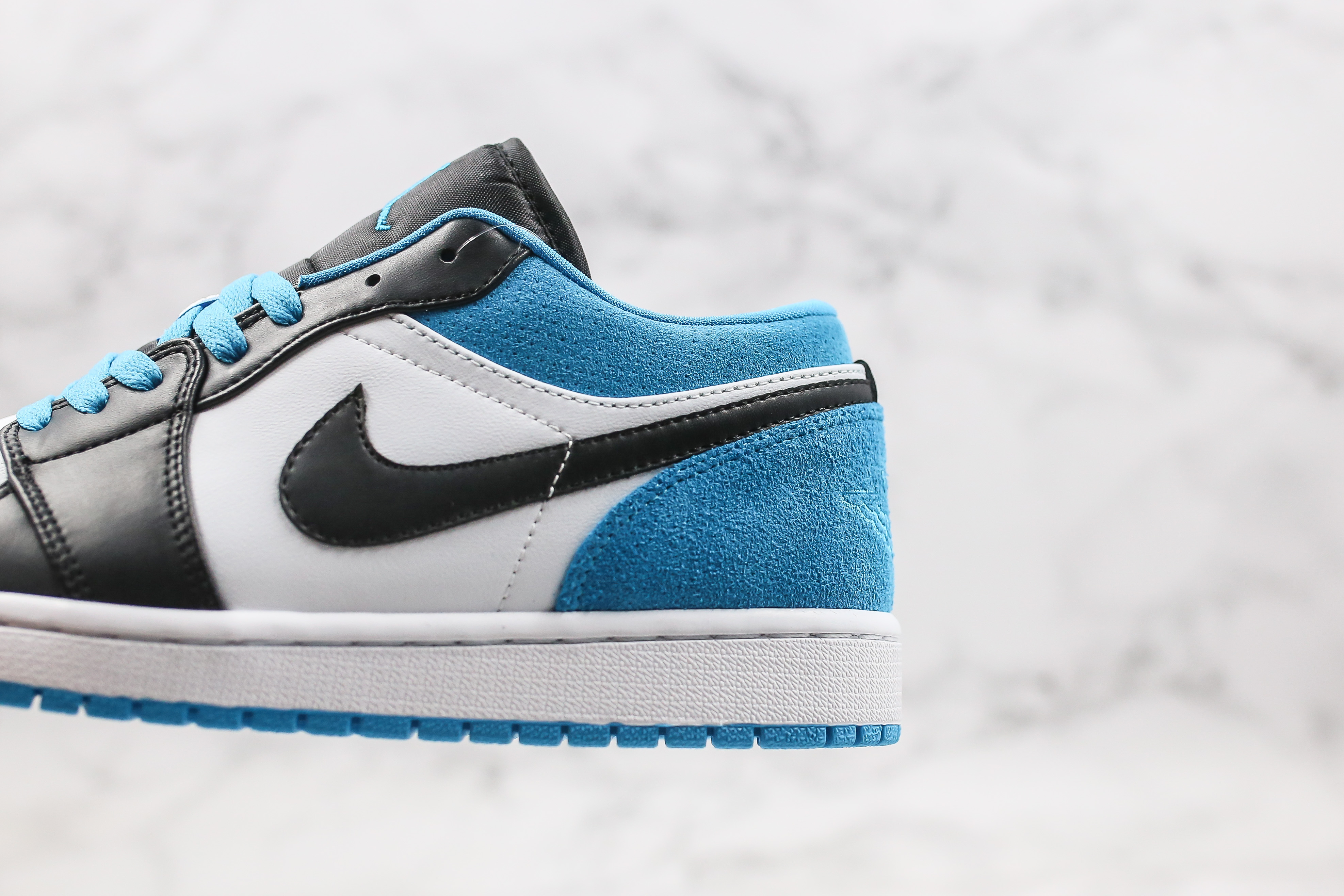 Air Jordan 1 Low SE Laser Blue