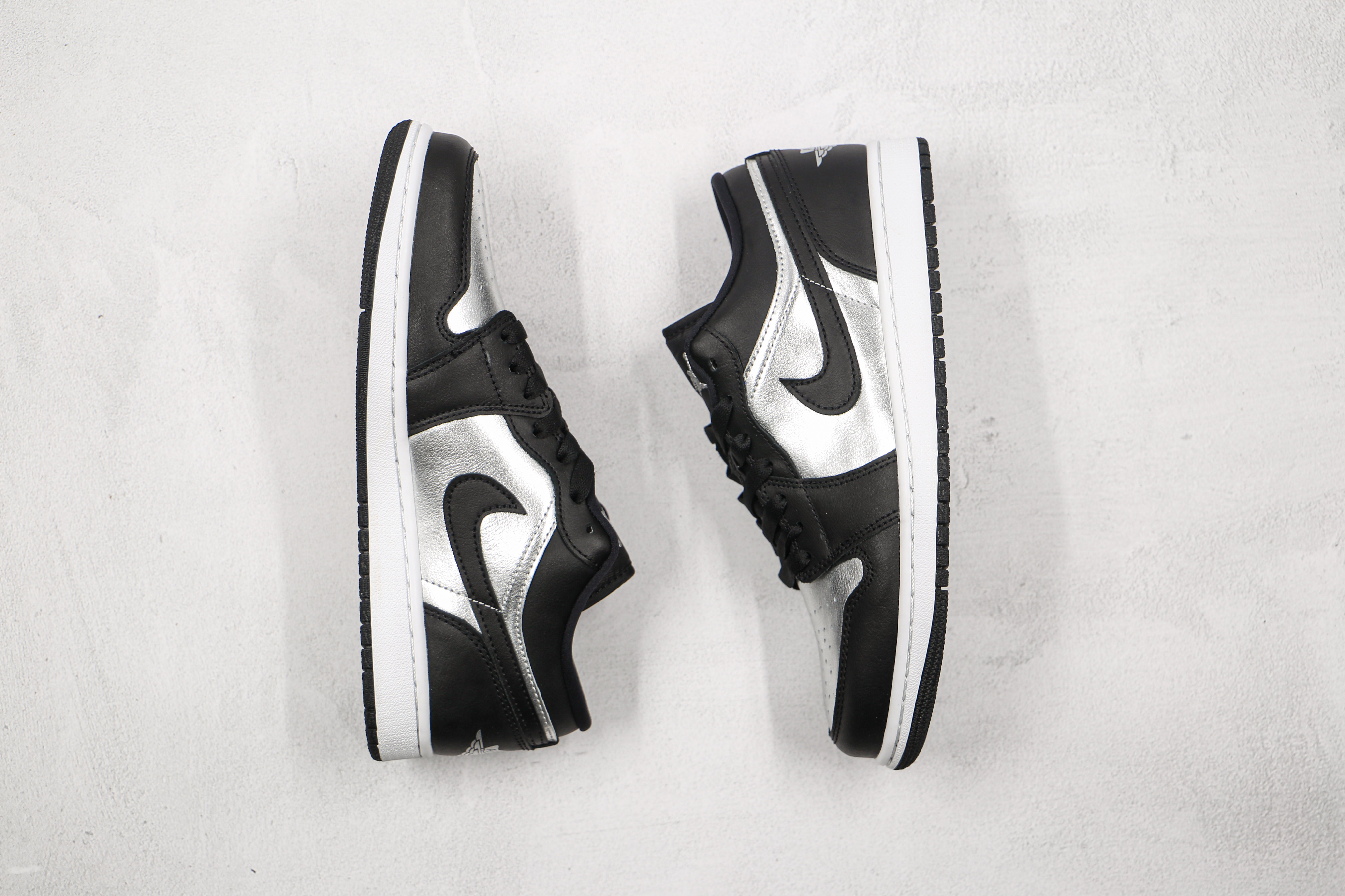 Air Jordan 1 Low SE Silver Toe