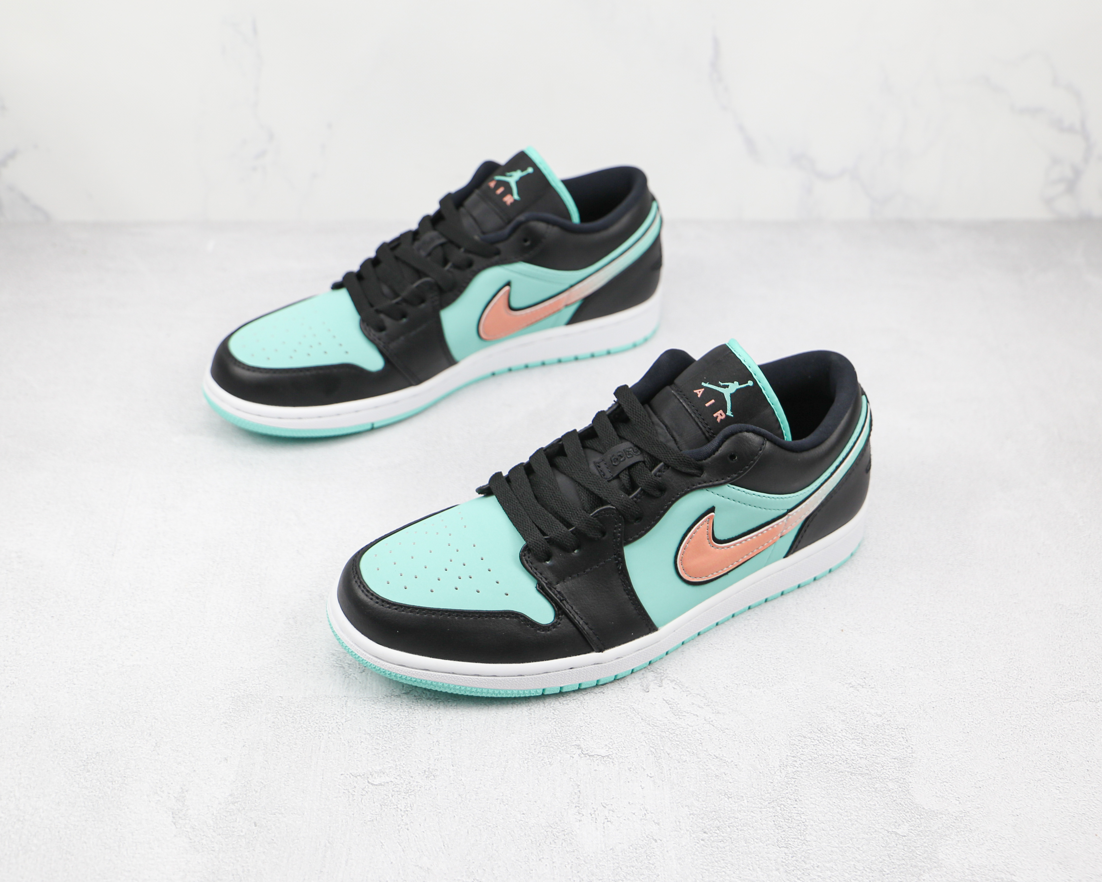 Air Jordan 1 Low SE Tropical Twist