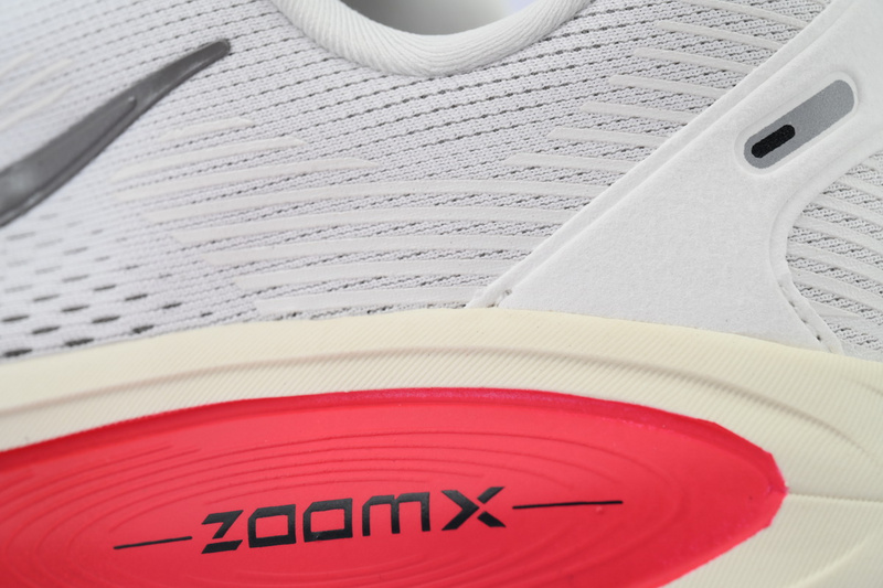 NIKE Vomero 18 'Platinum Tint Siren Red'