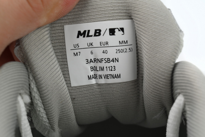 MLB Fast Ball Classic Monogram New York Yankees Sneakers Silver