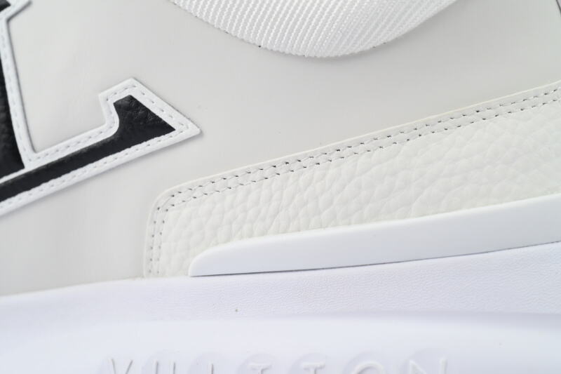  Louis Vuitton White