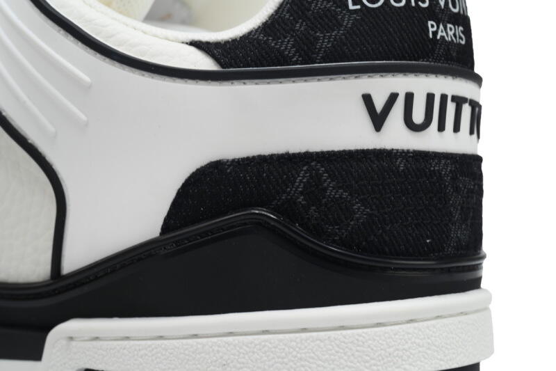 LOUIS VUITTON Trainer White Black