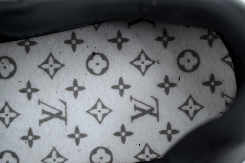 LV Run Away Black