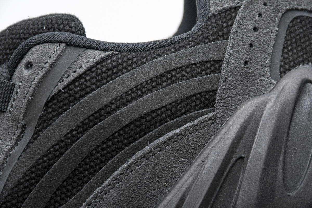 AH Yeezy Boost 700 V2“Vanta”