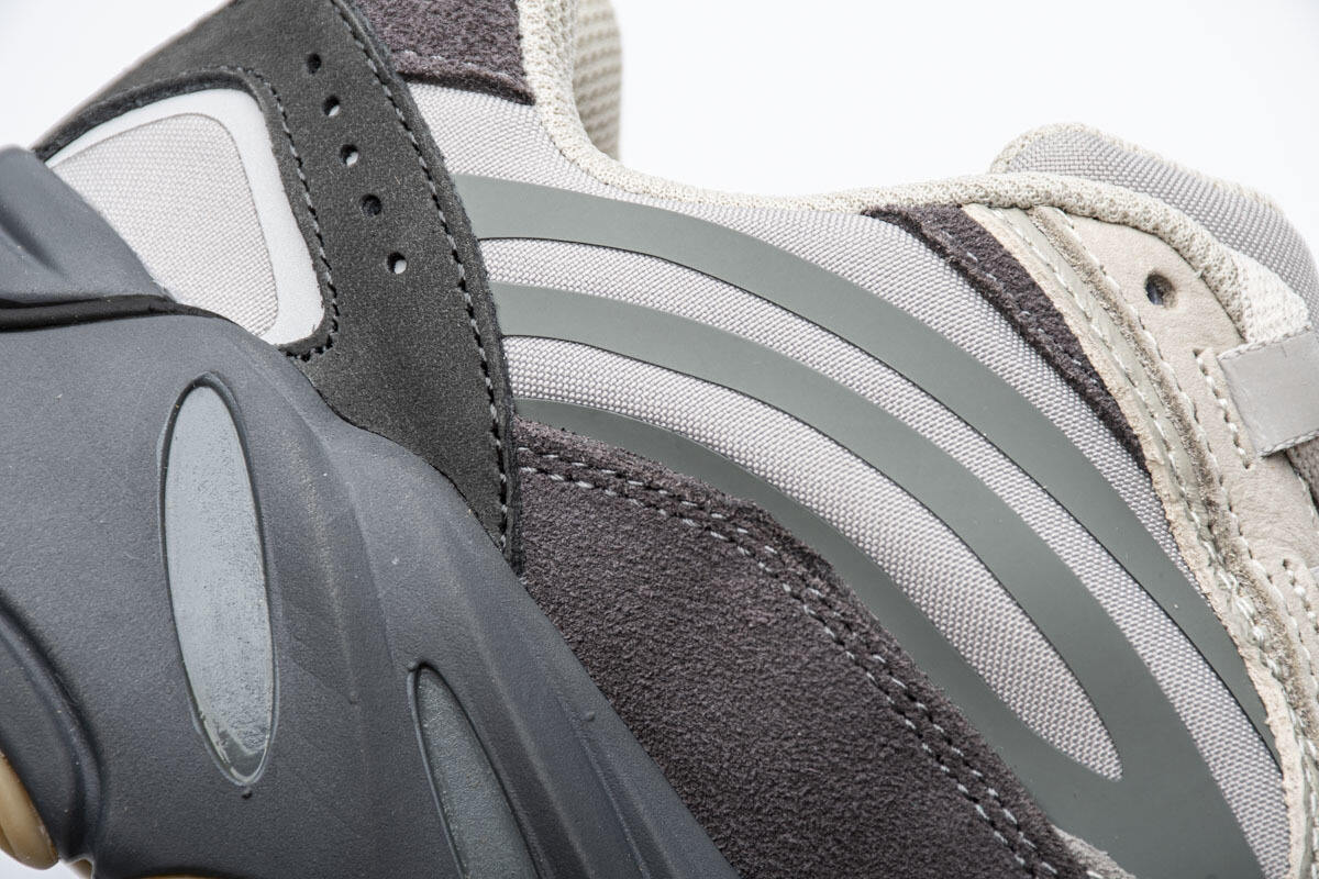 AH Yeezy Boost 700 V2“Tephra”