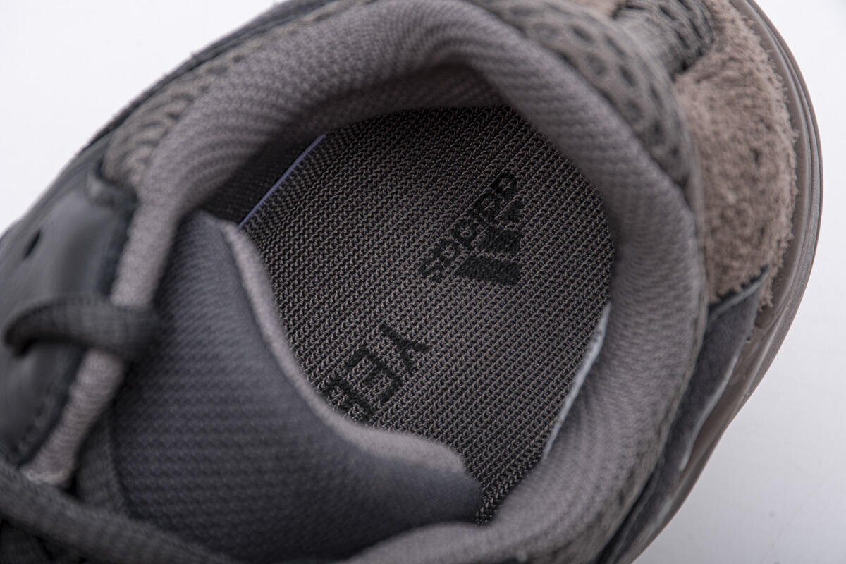 S2 Yeezy Boost 700“Mauve”