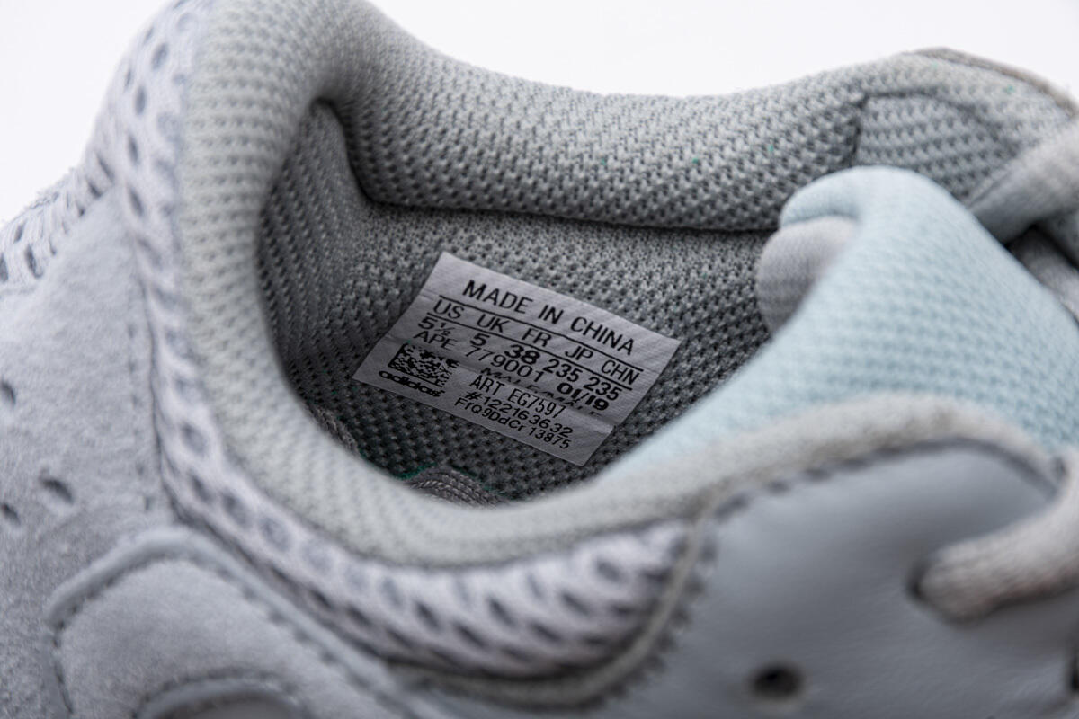 S2 Yeezy Boost700“Inertia”