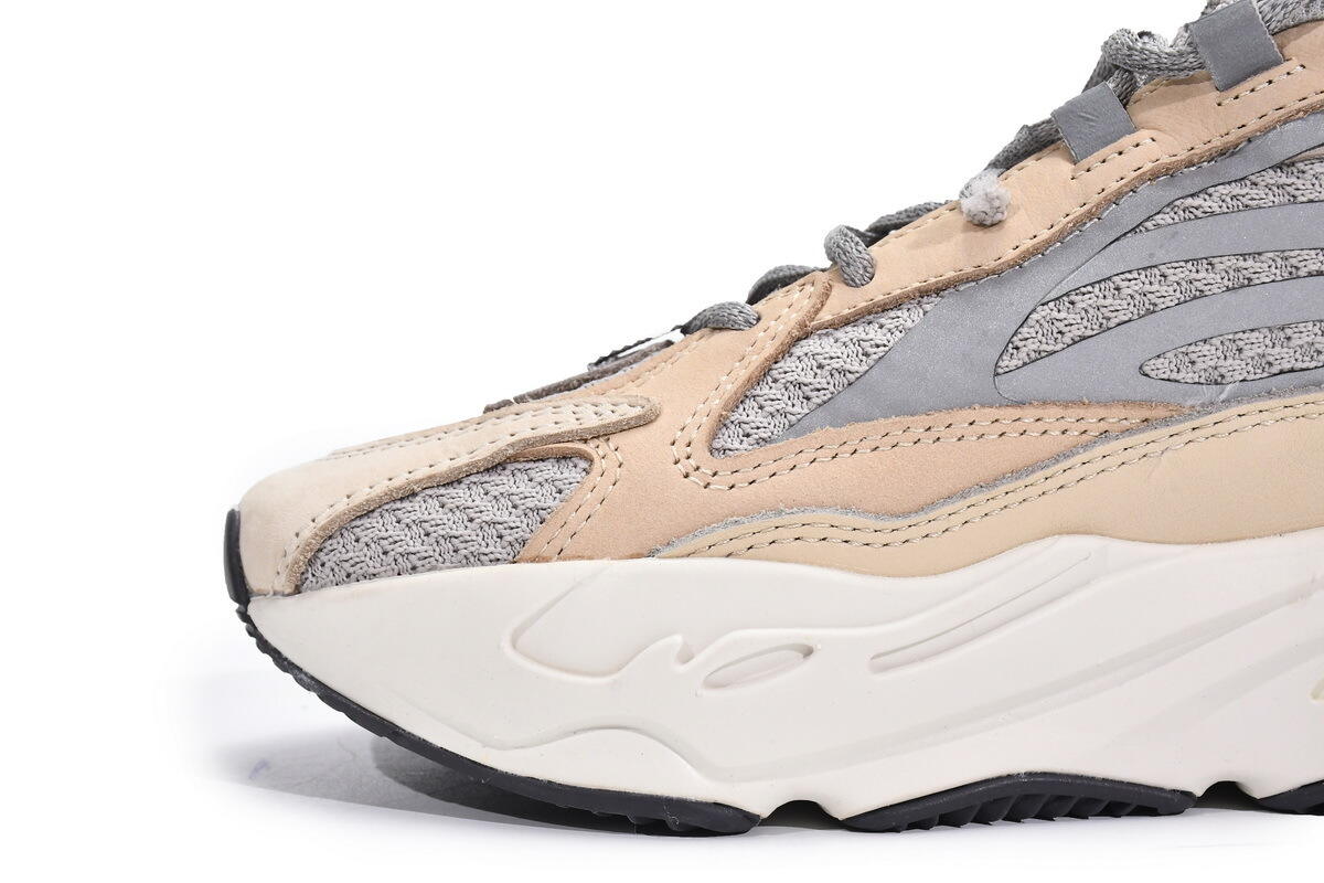 S2 adidas Yeezy Boost 700 V2 Cream