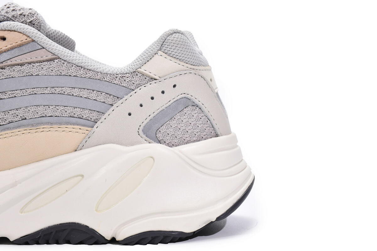 S2 adidas Yeezy Boost 700 V2 Cream