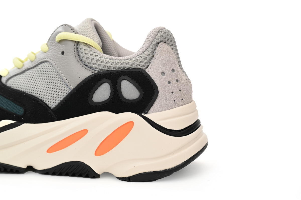 OG Yeezy Boost 700 OG“Wave Runner”