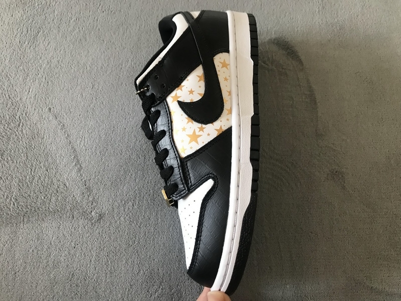 nike sb dunks supreme