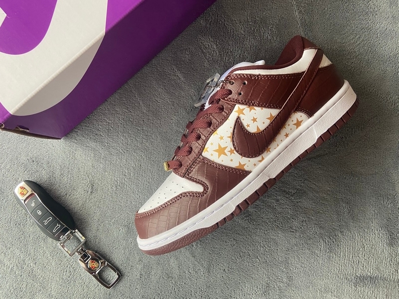 Supreme x Nike SB Dunk Low "Brown Stars” DH3228-103 ??nike