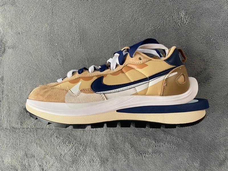 Sacai x Nike VaporWaffle Sesame and Blue Void DD1875-200 ??