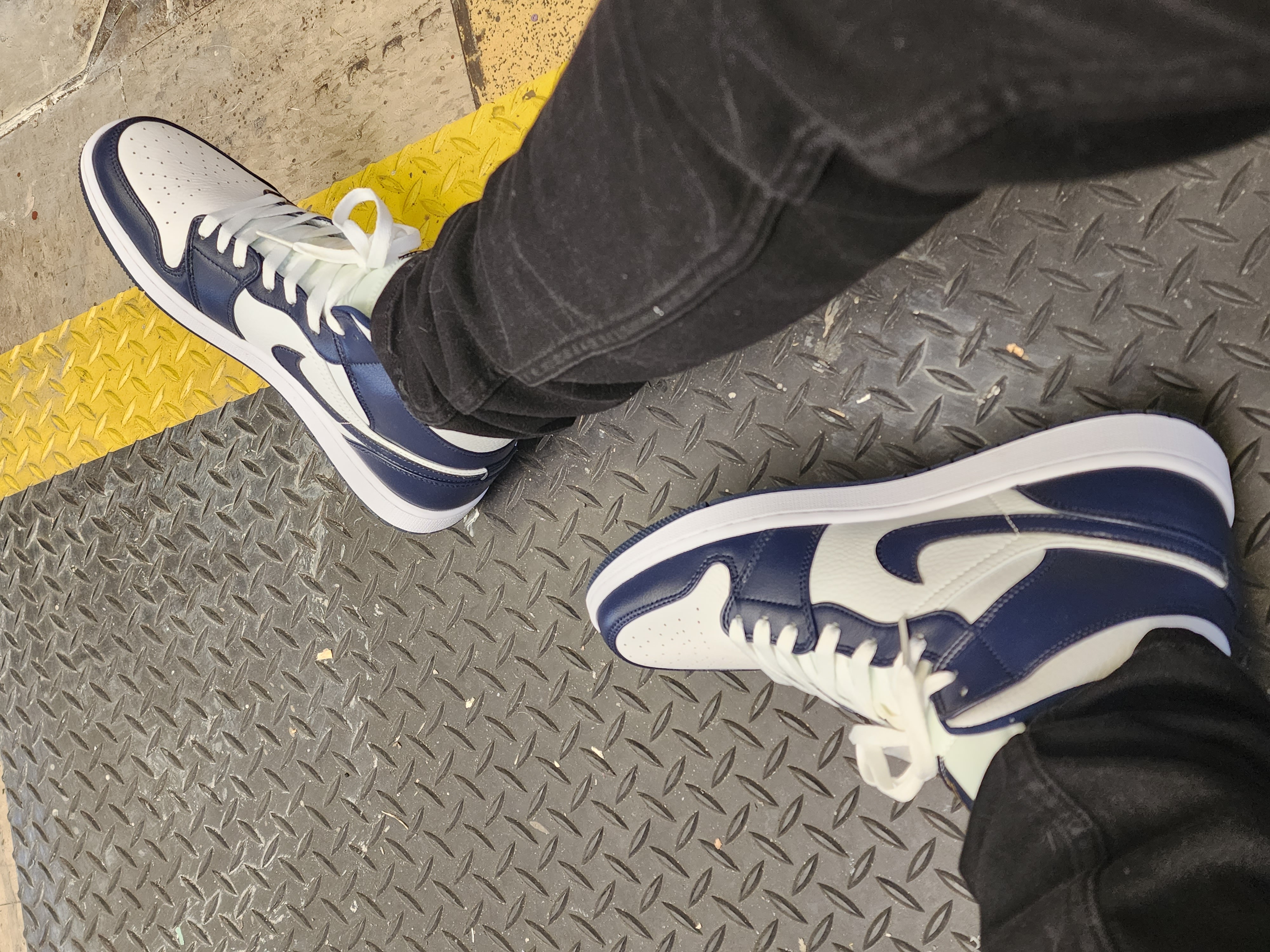 Jordan 1 Mid White Metallic Gold Obsidian 554724-174 review Gerardo Aguilar