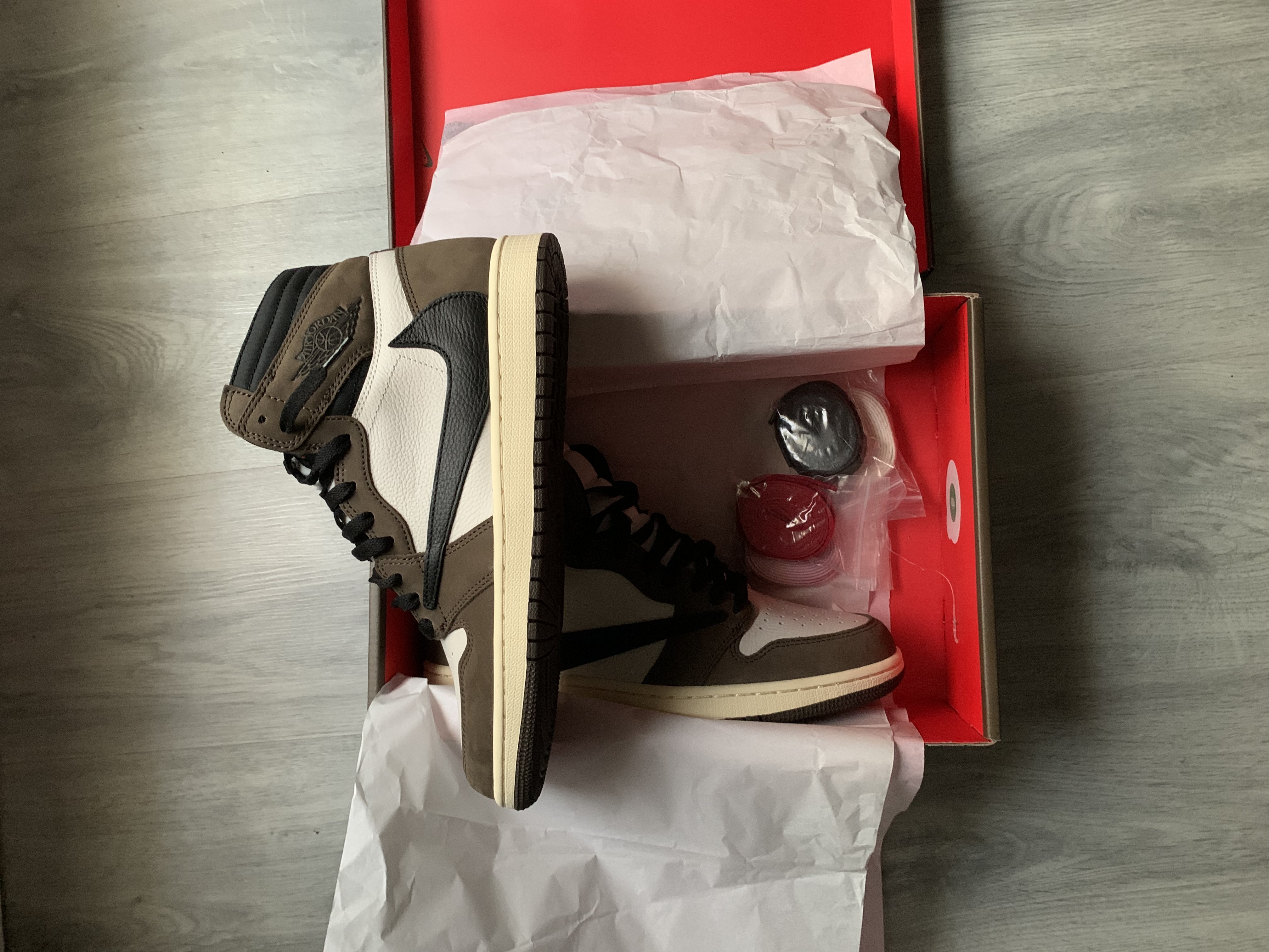 Travis Scott x Air Jordan 1 Retro High OG Mocha CD4487-100 review D 01