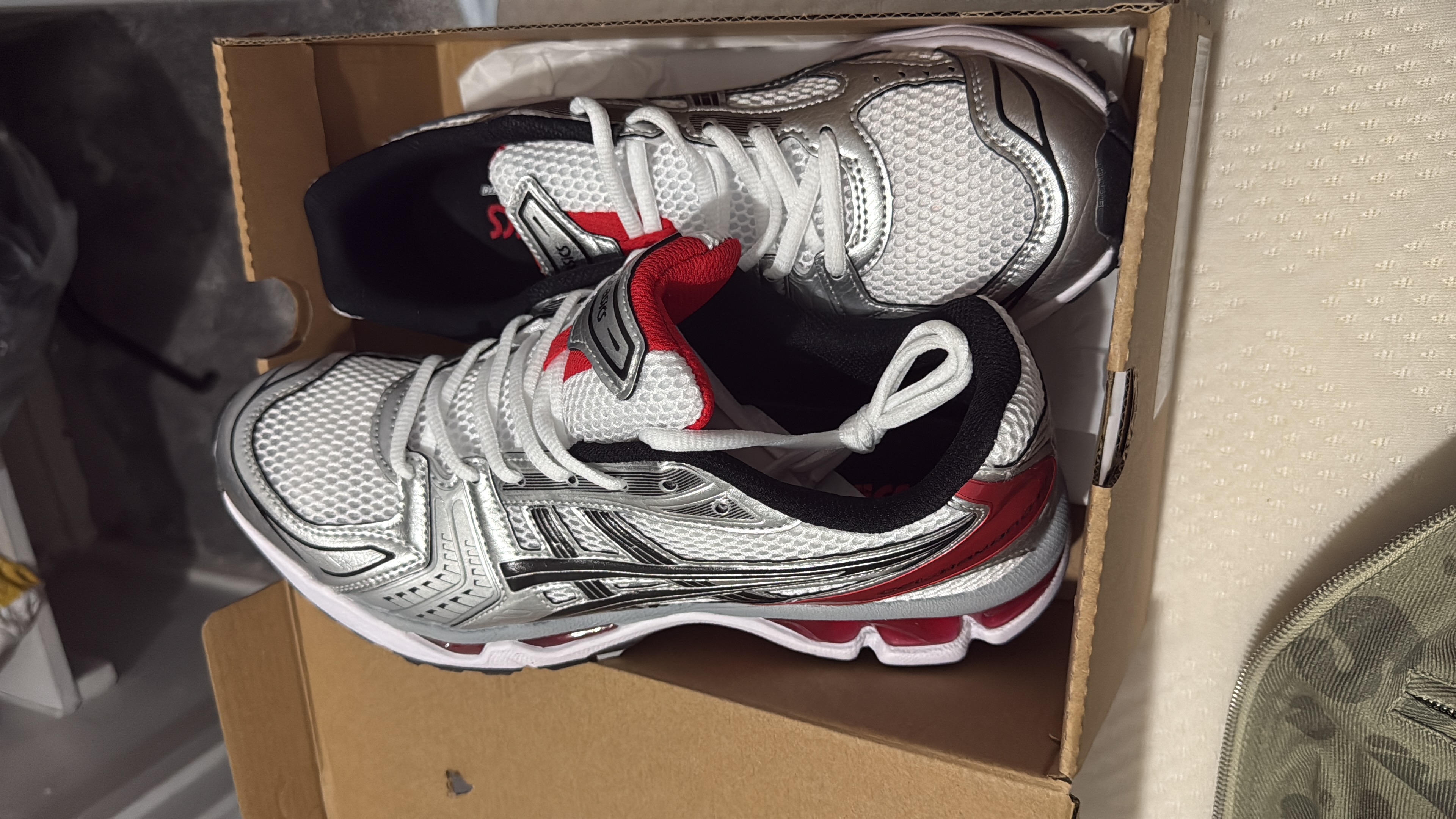 ASICS Gel-Kayano 14 White Classic Red 1201A019-103 review Kross 01
