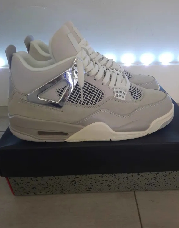 Air Jordan 4 Frozen Moments AQ9129-001 review Janae 01
