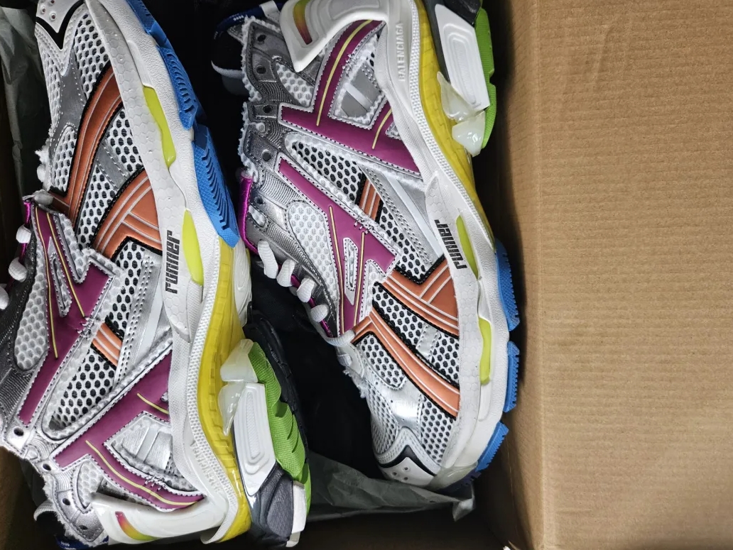 Balenciaga Runner Sneaker Multicolor 677402 W3RB6 8123 review Matt 01