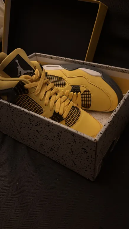 Jordan 4 Retro Lightning CT8527-700 review Noah Walter 01