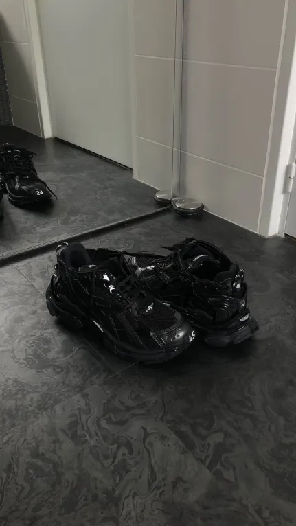 Balenciaga Runner Sneaker Black review Sander 01