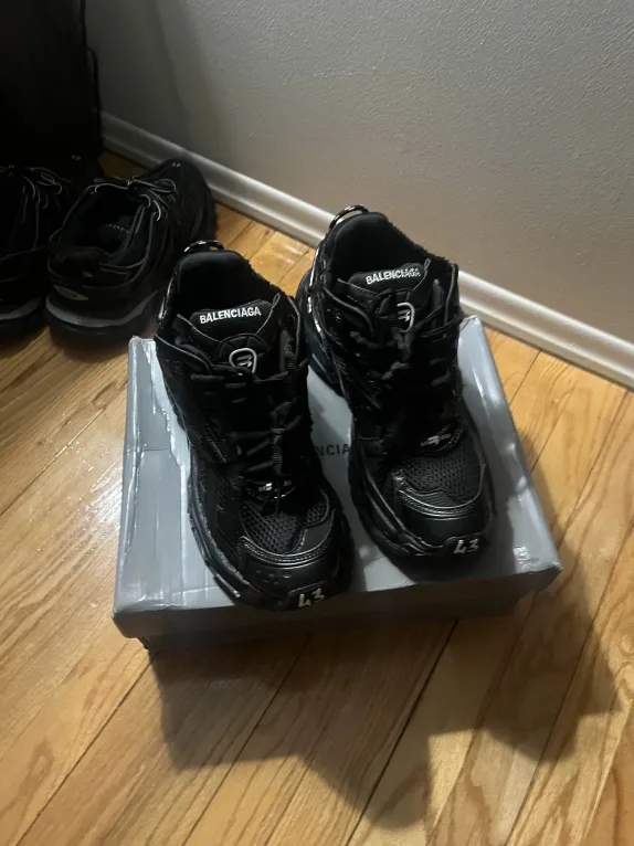 Balenciaga Runner Sneaker Black review Ivan 01