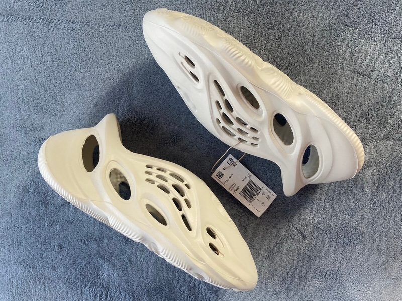 CocoKicks Yeezy Foam RNNR Sand FY4567