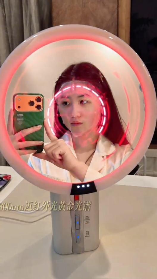 LUMSUME Beauty Mirror review Evelyn Moore