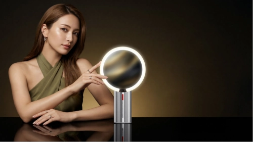 It’s Her Time to Shine: Mother’s Day Gifting with LED Light Therapy