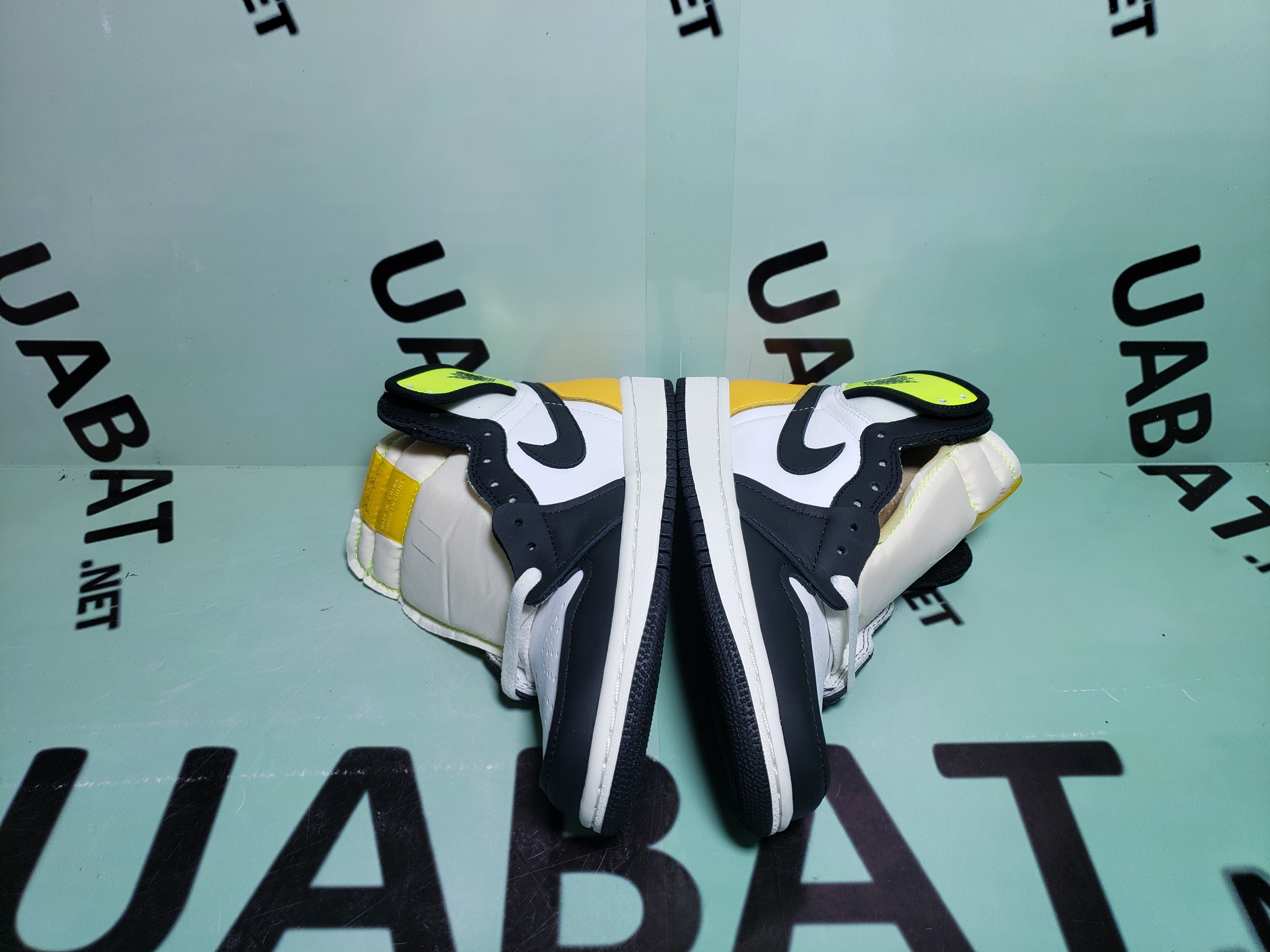 Uabat Jordan 1 Retro High White Black Volt University Gold,555088-118