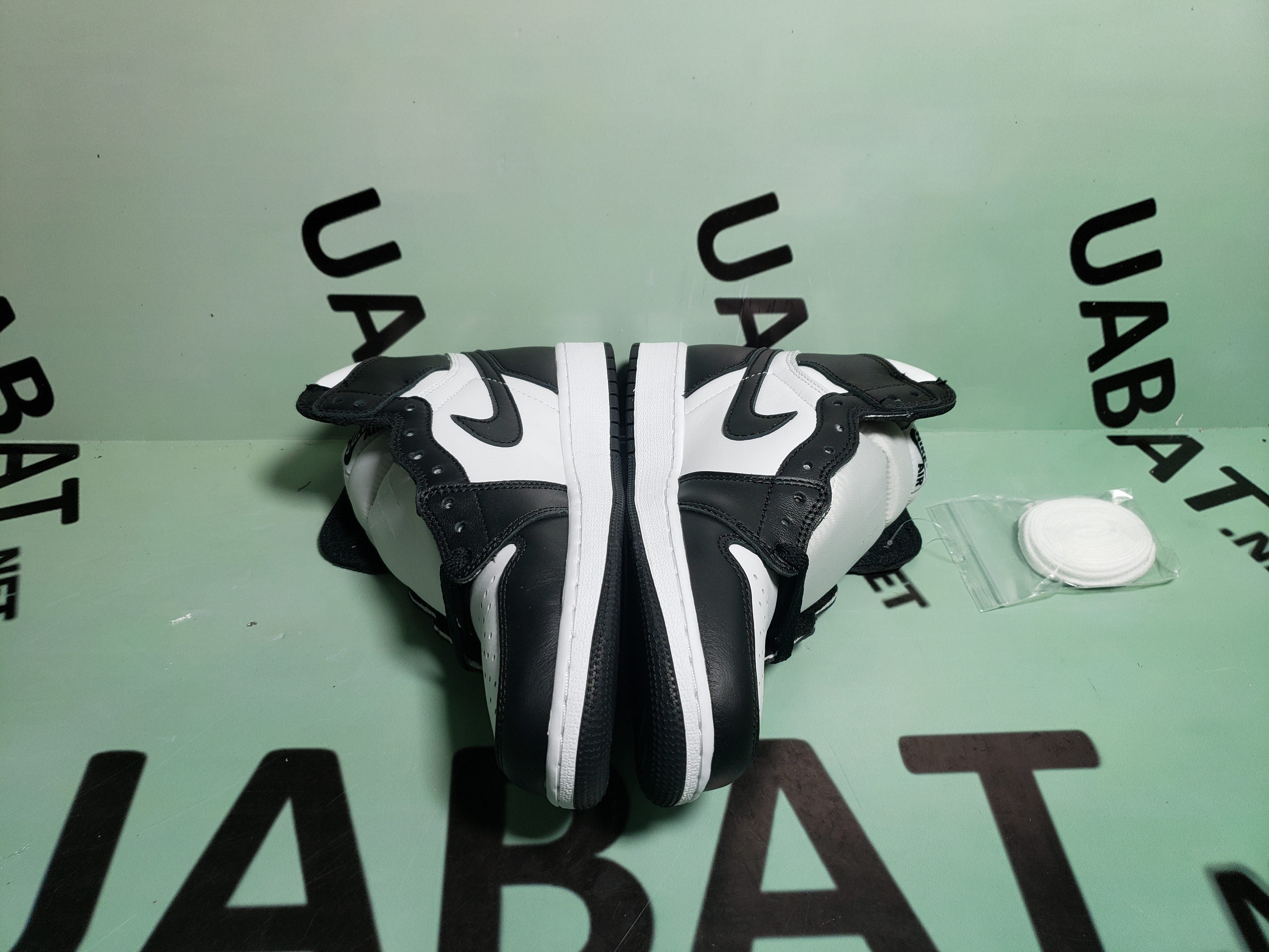 Uabat Jordan 1 Retro Black White (2014),555088-010