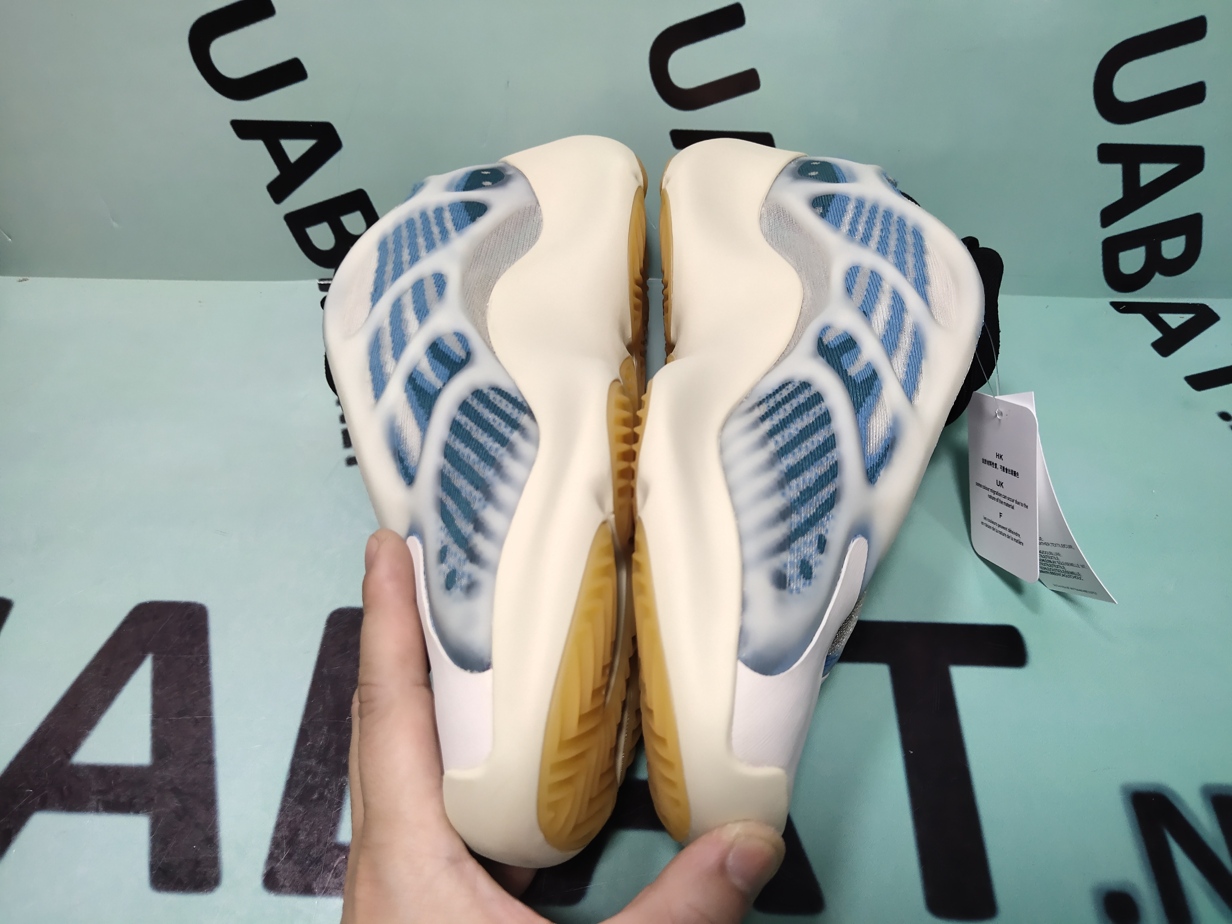 Uabat Yeezy 700 V3 Kyanite,GY0260