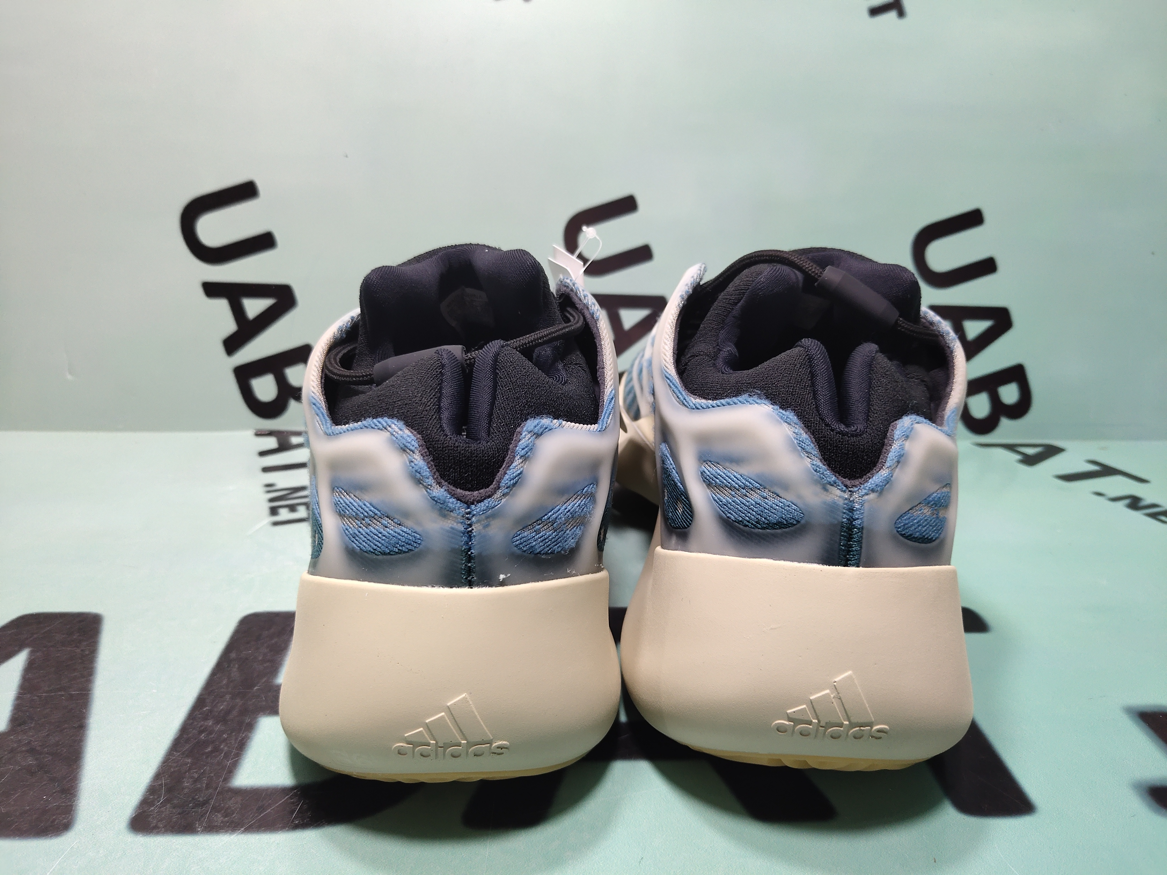 Uabat Yeezy 700 V3 Kyanite,GY0260