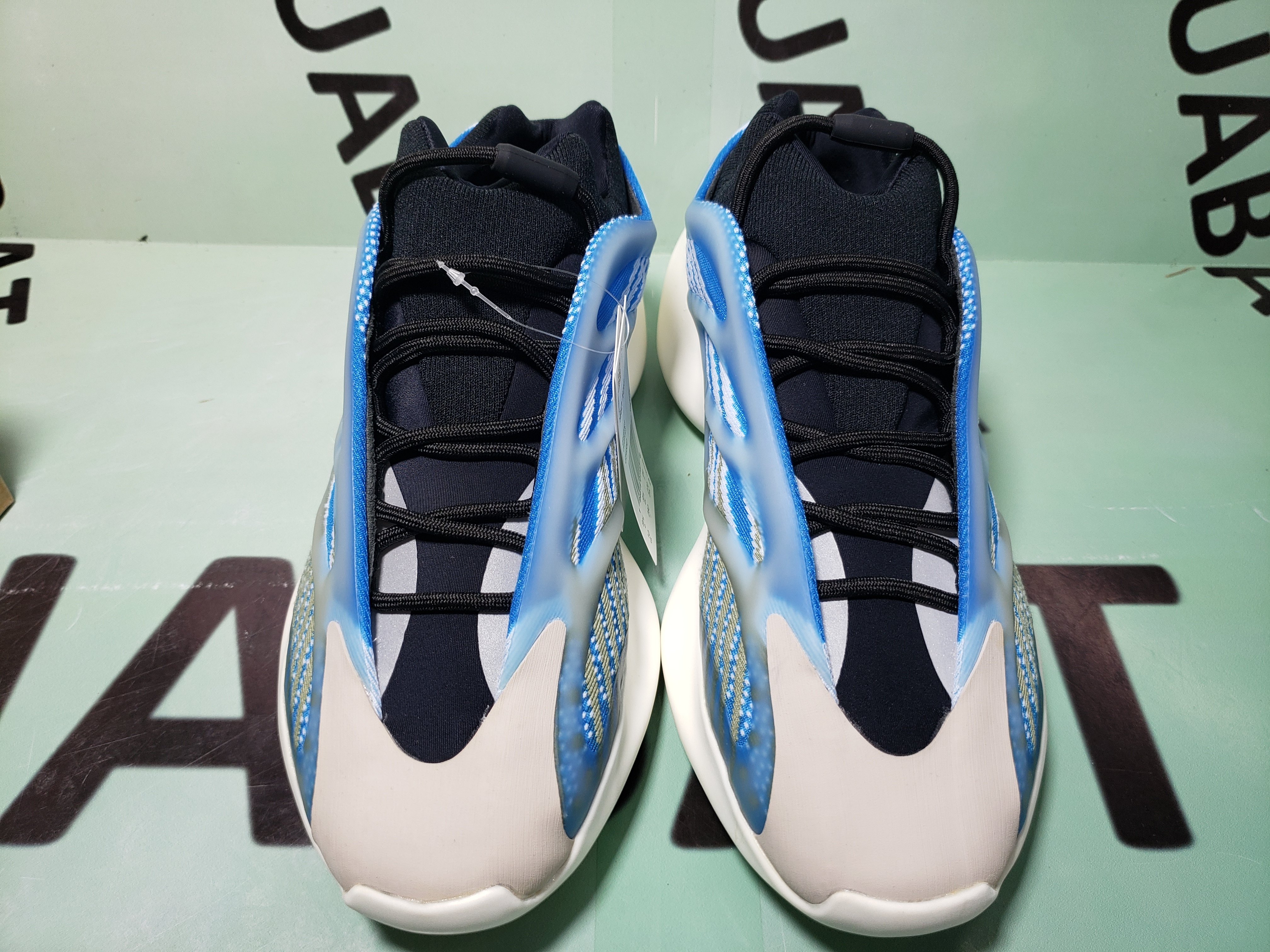 Uabat Yeezy 700 V3 Arzareth,G54850