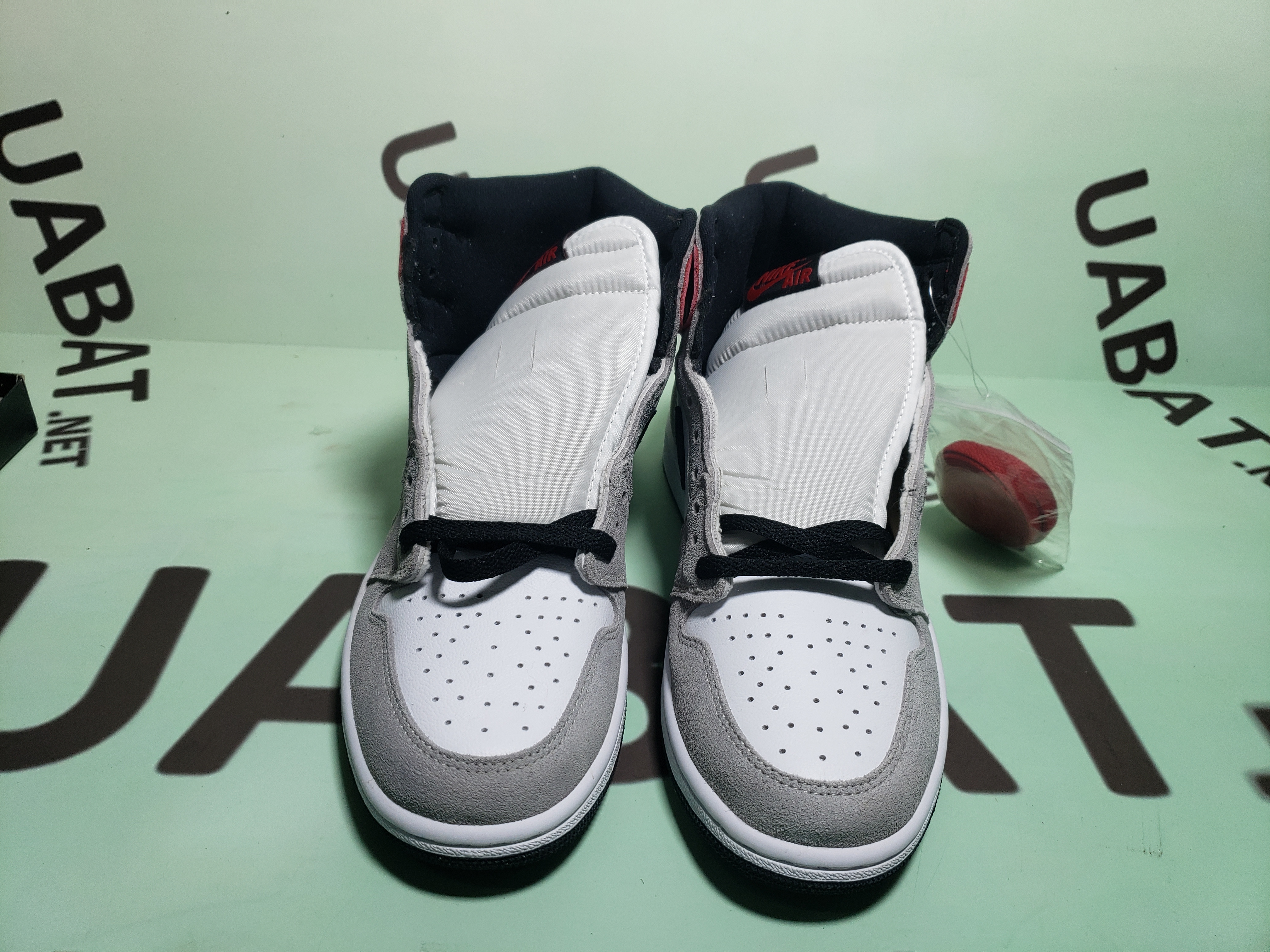 OG Jordan 1 Retro High Light Smoke Grey,555088-126