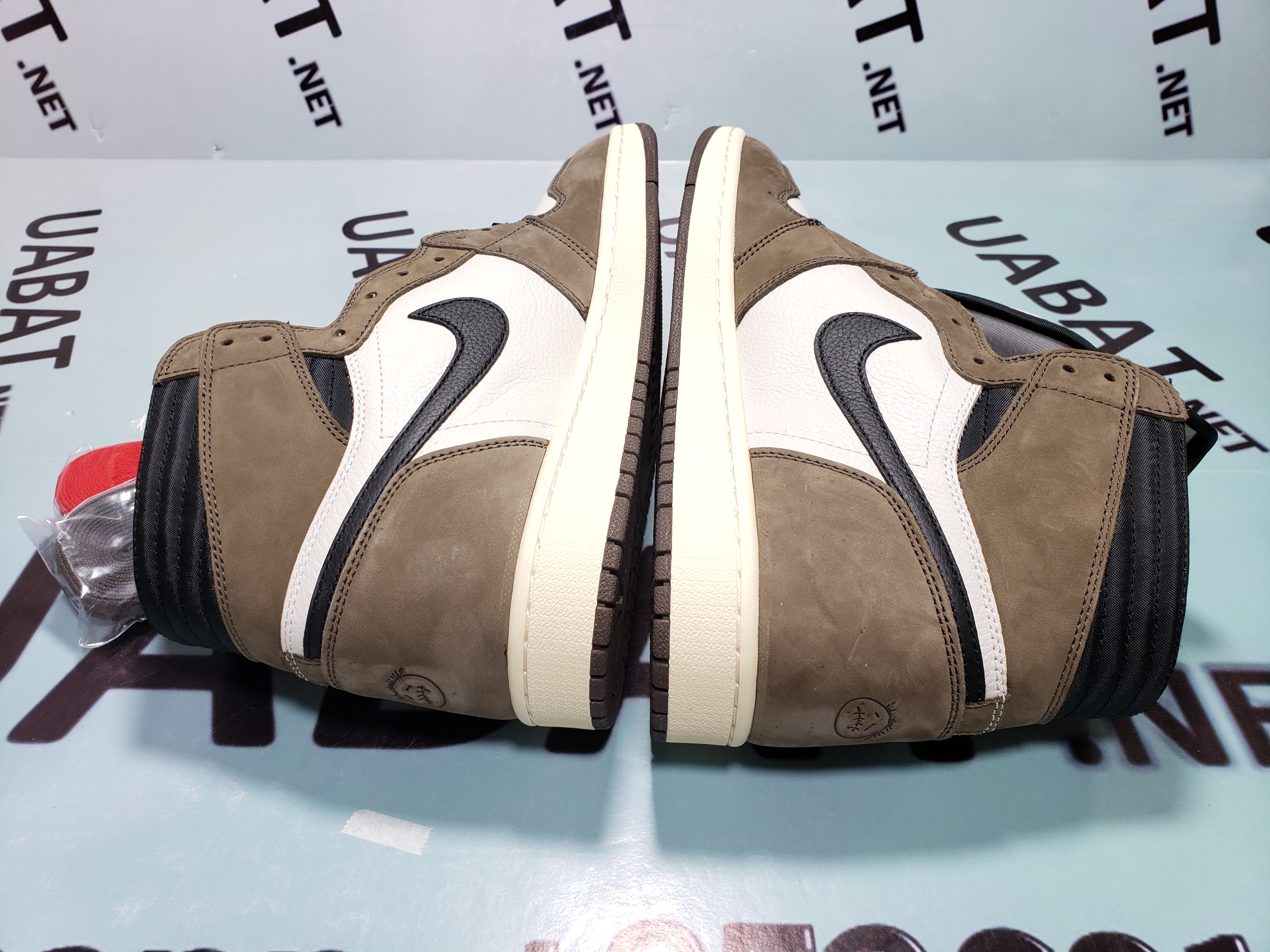 Uabat Jordan 1 Retro High Travis Scott, CD4487-100