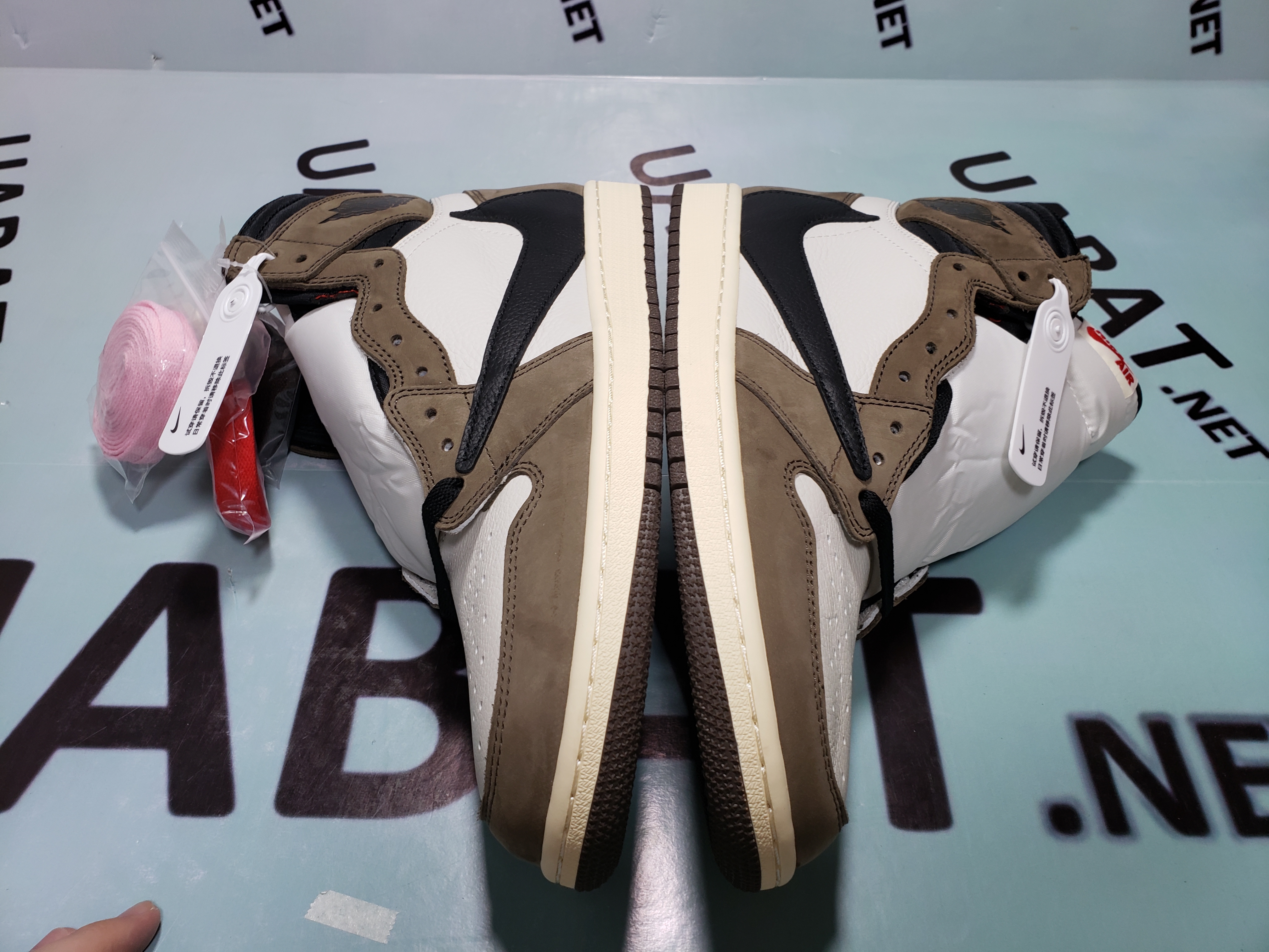 Uabat Jordan 1 Retro High Travis Scott, CD4487-100