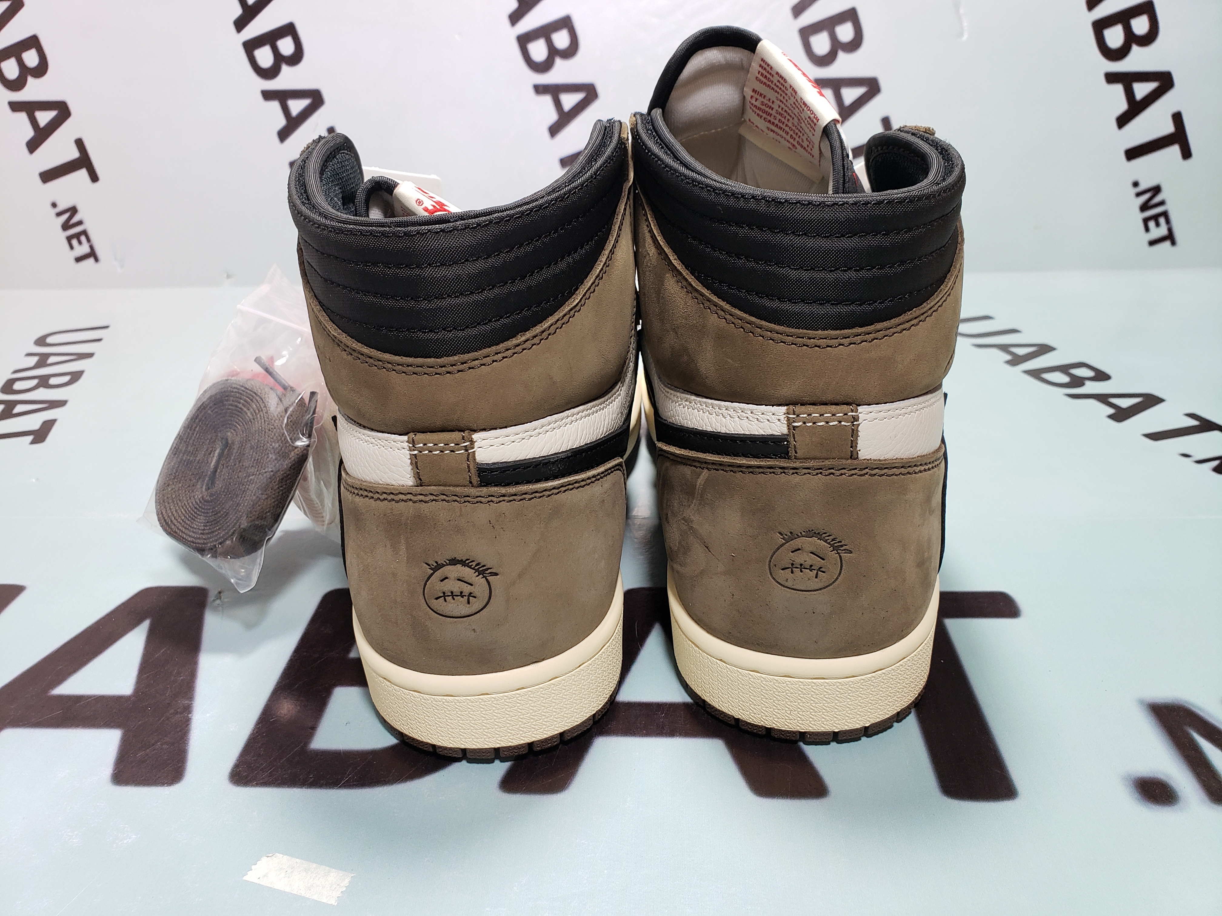 Uabat Jordan 1 Retro High Travis Scott, CD4487-100