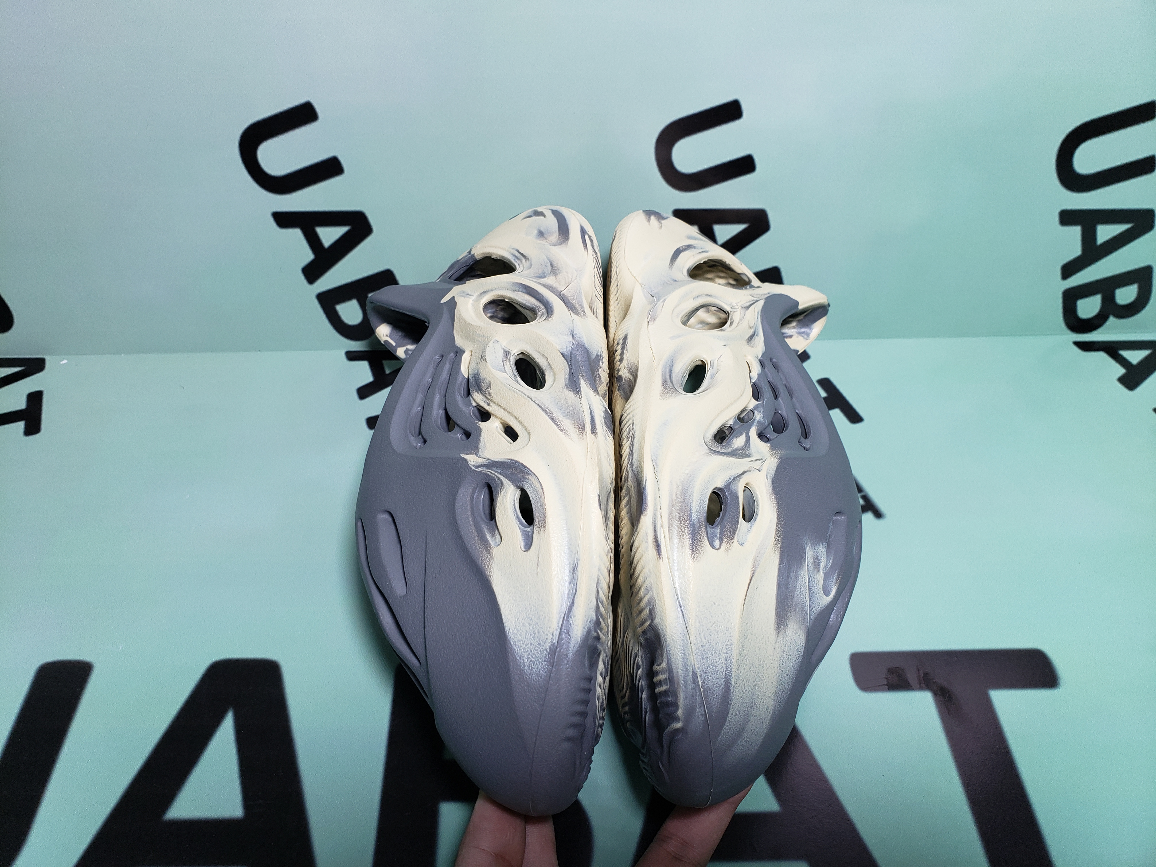 OG Yeezy Foam RNNR MXT Moon Gray, GV7904