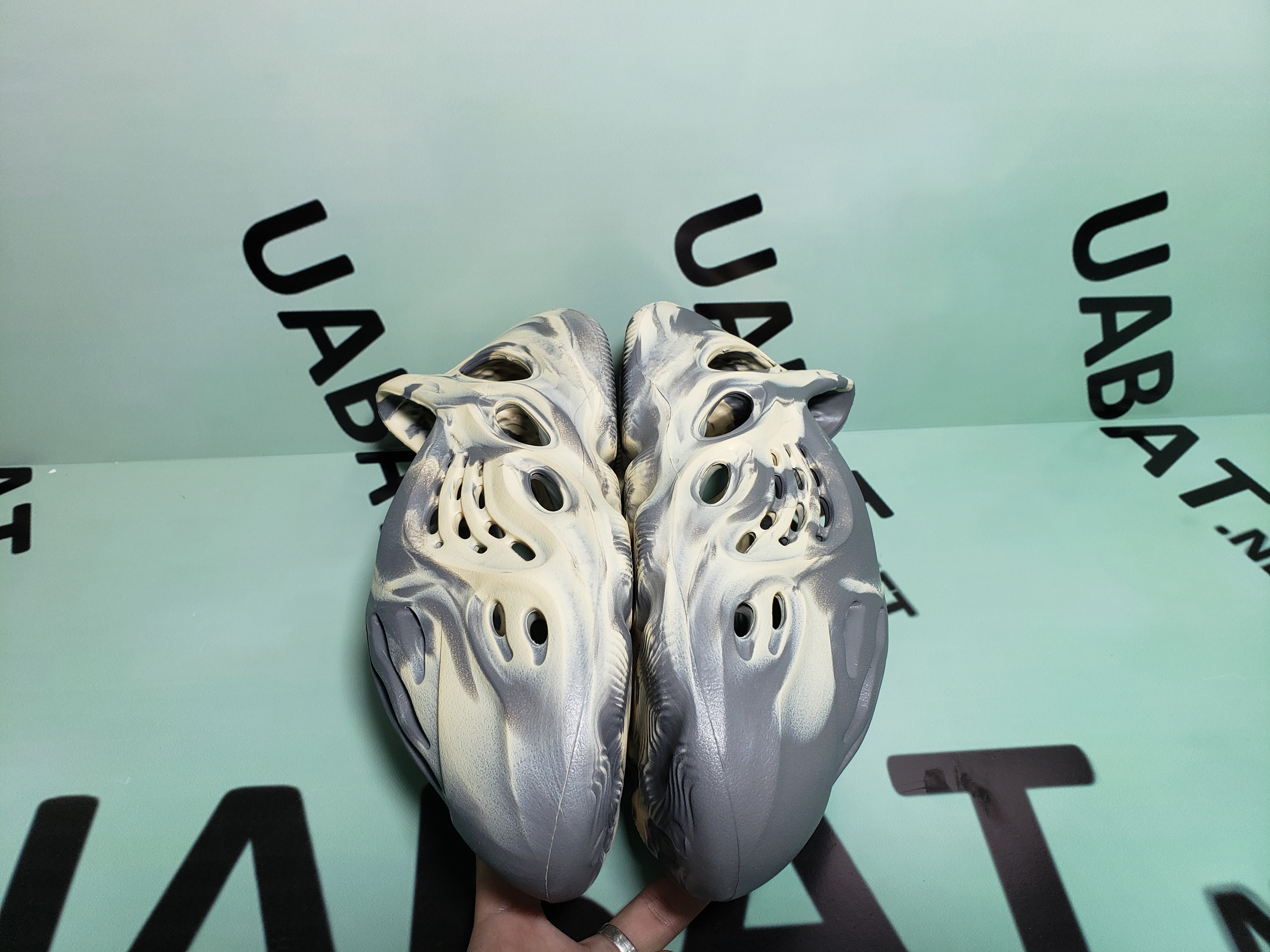 OG Yeezy Foam RNNR MXT Moon Gray, GV7904