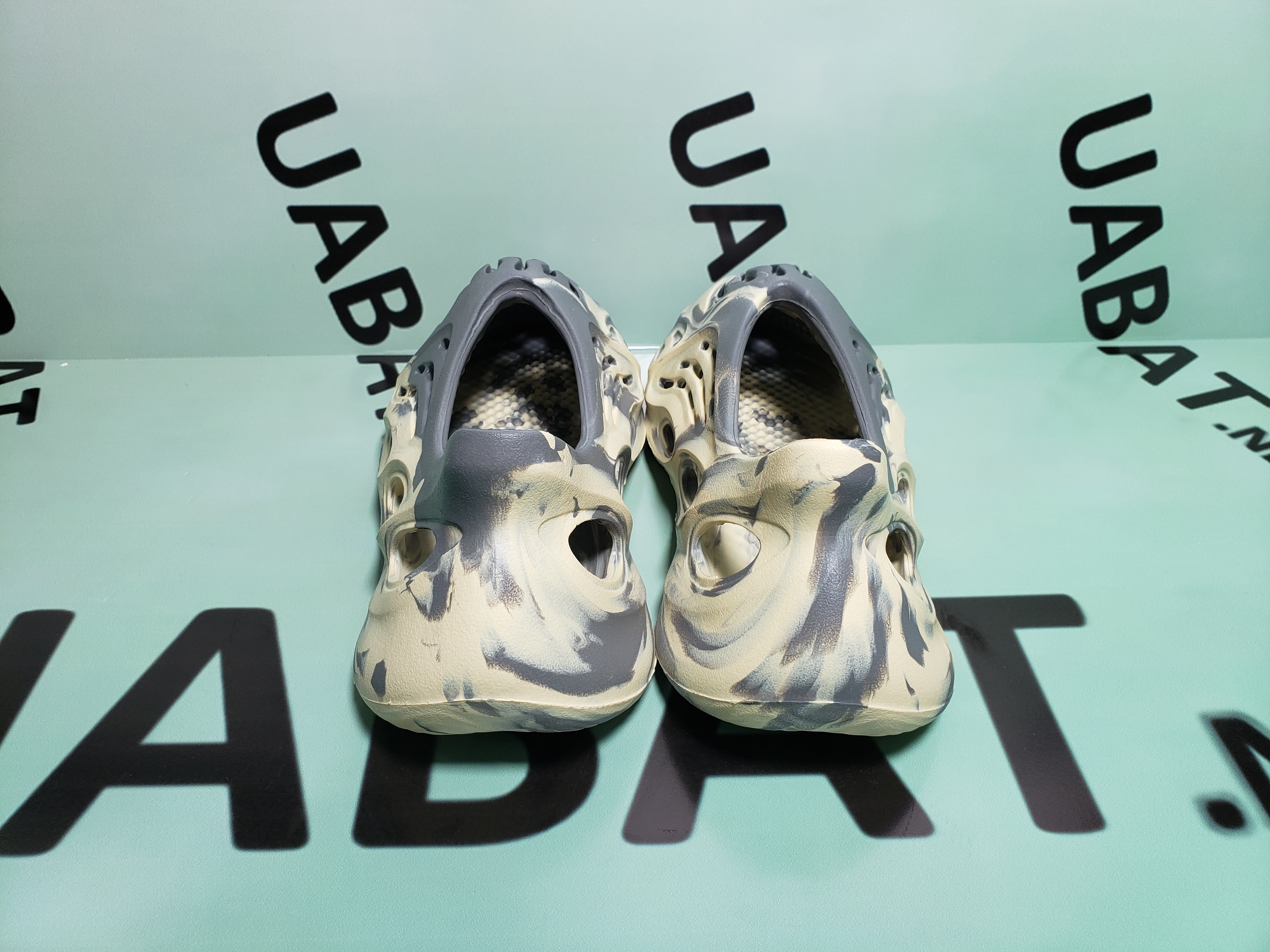 OG Yeezy Foam RNNR MXT Moon Gray, GV7904