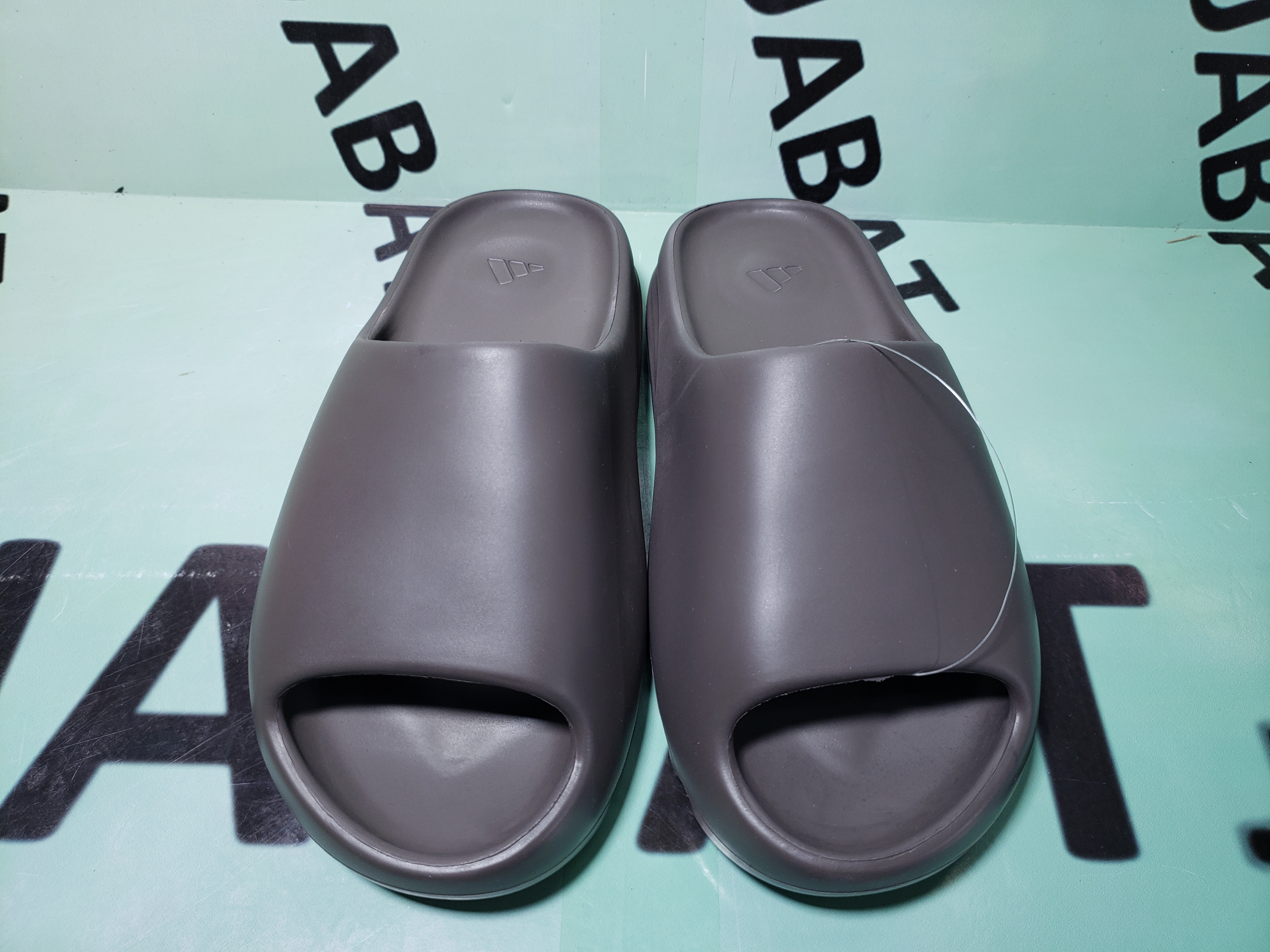 OG Yeezy Slide Soot, G55495