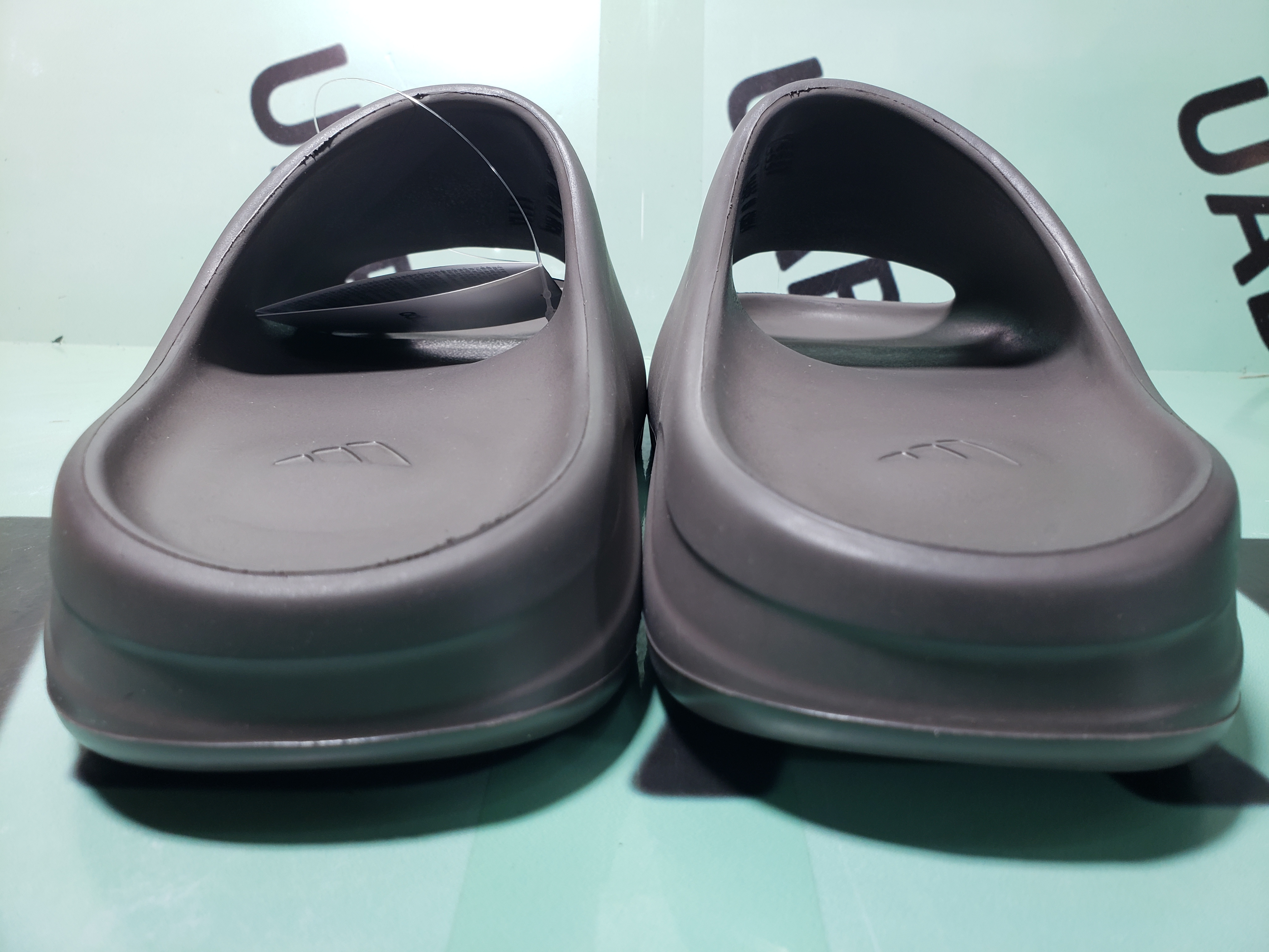 OG Yeezy Slide Soot, G55495